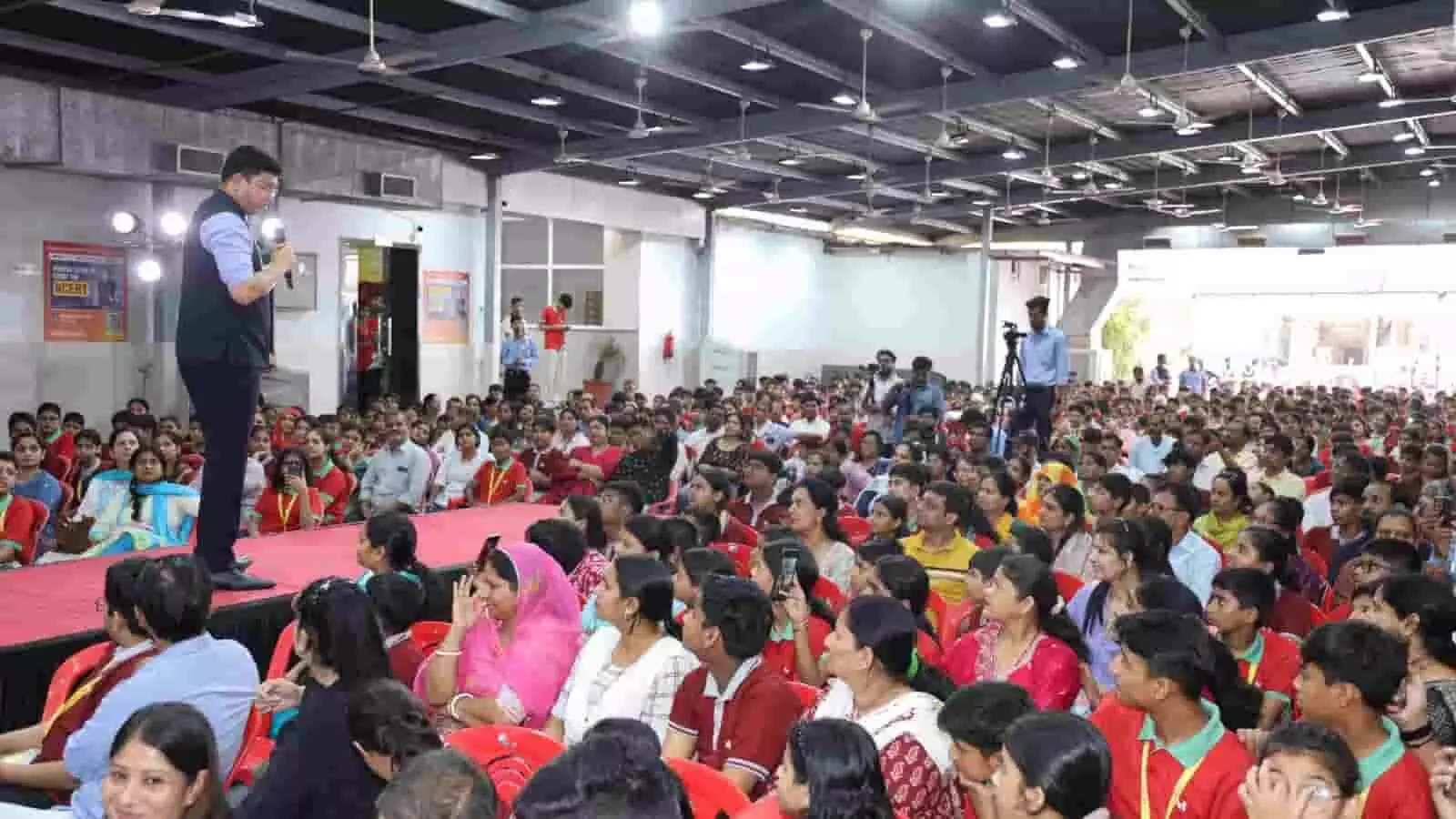 मोशन एजुकेशन कोटा की डीकेडी लैब में जेईई एडवांस्ड मॉकड्रिल के दौरान विद्यार्थियों को संबोधित करते नितिन विजय।
