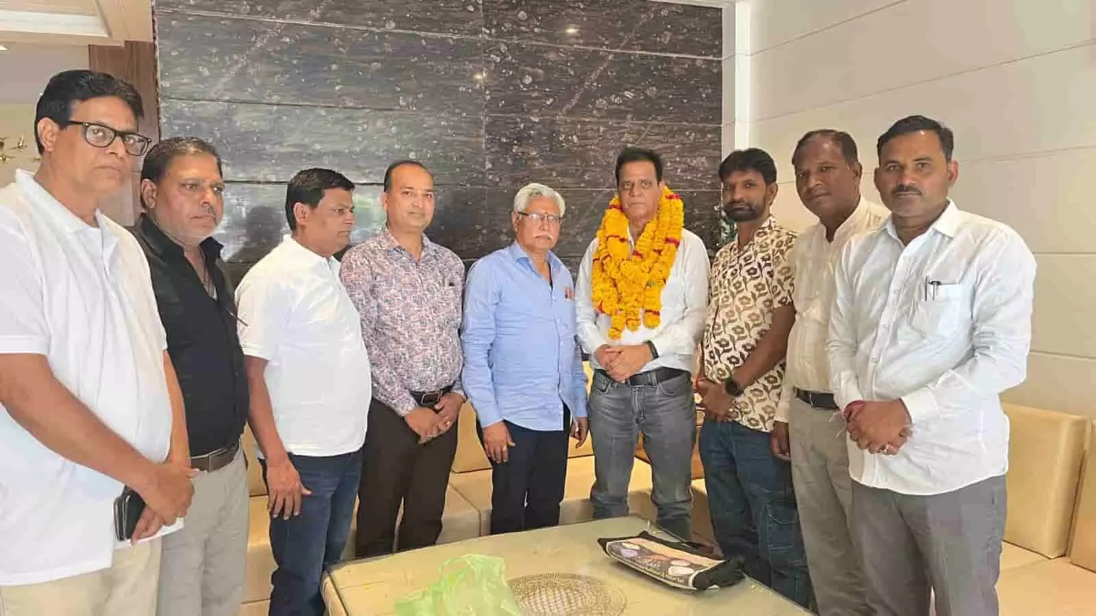 कोटा में टेंट व्यवसायी महाधिवेशन की तैयारियों हेतु बैठक करते हाड़ौती टेंट डीलर्स समिति के पदाधिकारी। कोटा में टेंट व्यवसायी महाधिवेशन की तैयारियों हेतु बैठक करते हाड़ौती टेंट डीलर्स समिति के पदाधिकारी।
