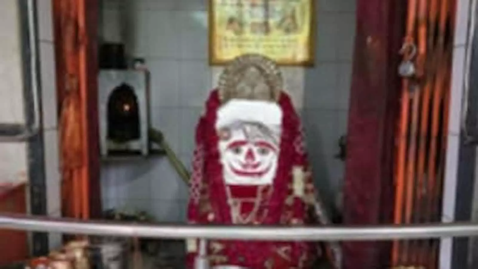 मंदिर के गर्भगृह में स्थापित श्री संकटमोचन हनुमान जी की प्राचीन प्रतिमा का दृश्य। मंदिर के गर्भगृह में स्थापित श्री संकटमोचन हनुमान जी की प्राचीन प्रतिमा का दृश्य।