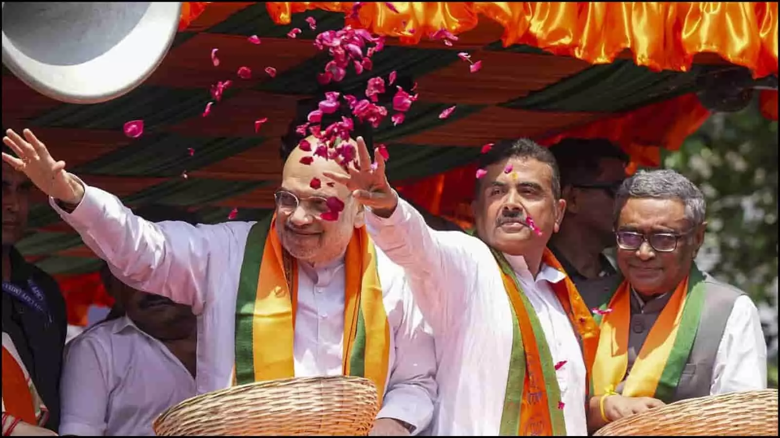 पश्चिम बंगाल विधानसभा चुनाव 2026 में बीजेपी की प्रचंड जीत के बाद जनता का अभिवादन करते शुभेंदु अधिकारी; उन्होंने भवानीपुर और नंदीग्राम दोनों सीटों पर सफलता हासिल की है।