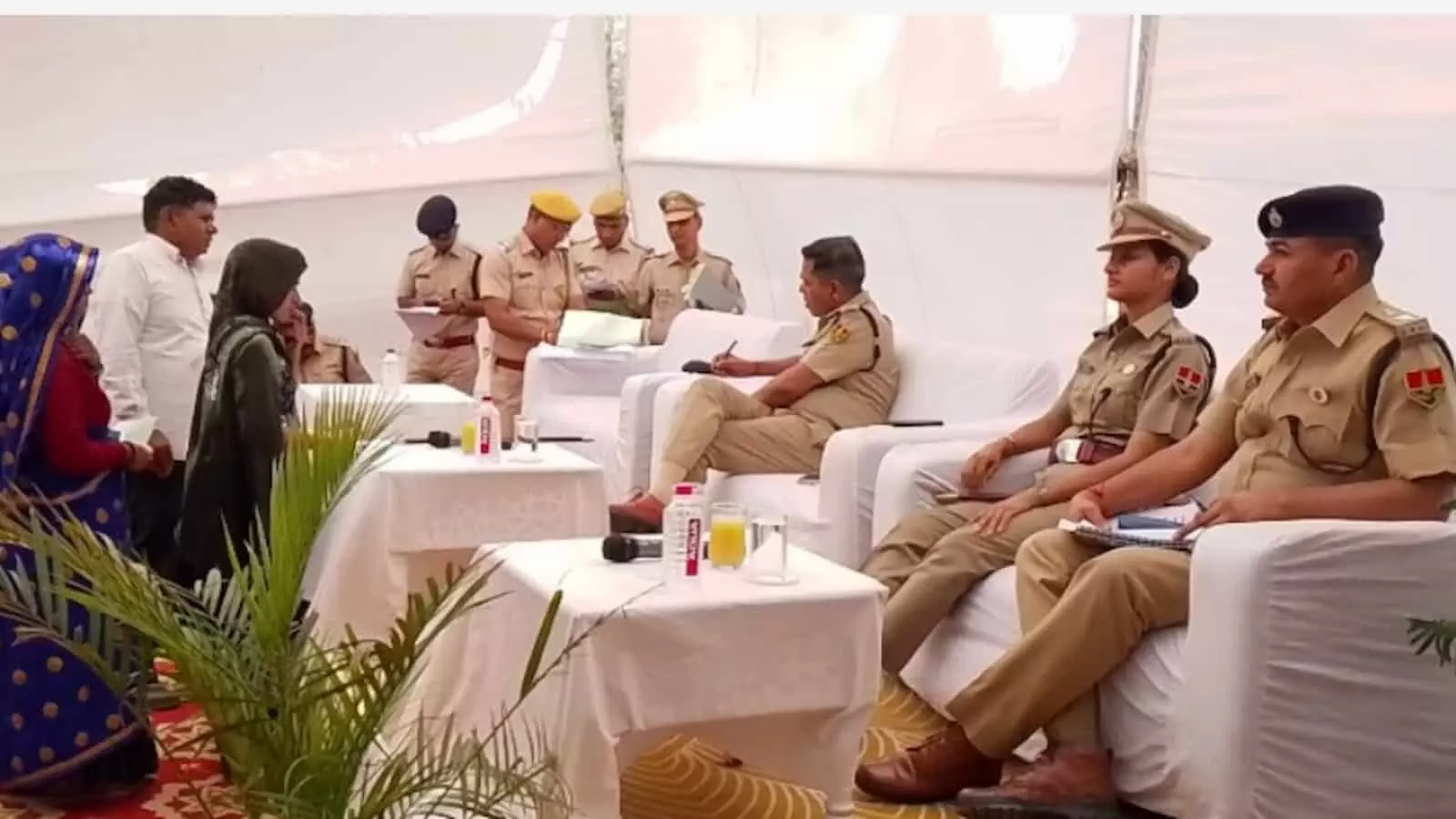 सवाई माधोपुर कोतवाली थाने में जनसुनवाई करते एडीजी विपिन कुमार पांडेय और पुलिस अधिकारी। सवाई माधोपुर कोतवाली थाने में जनसुनवाई करते एडीजी विपिन कुमार पांडेय और पुलिस अधिकारी।
