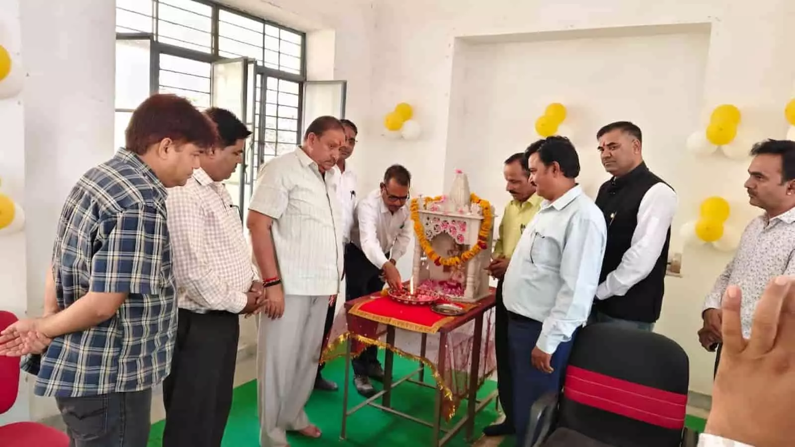आमेट के पीएम श्री स्कूल में विधायक सुरेंद्र सिंह राठौड़ दीप प्रज्ज्वलित कर प्रधानाचार्य संगोष्ठी का उद्घाटन कर रहे हैं।