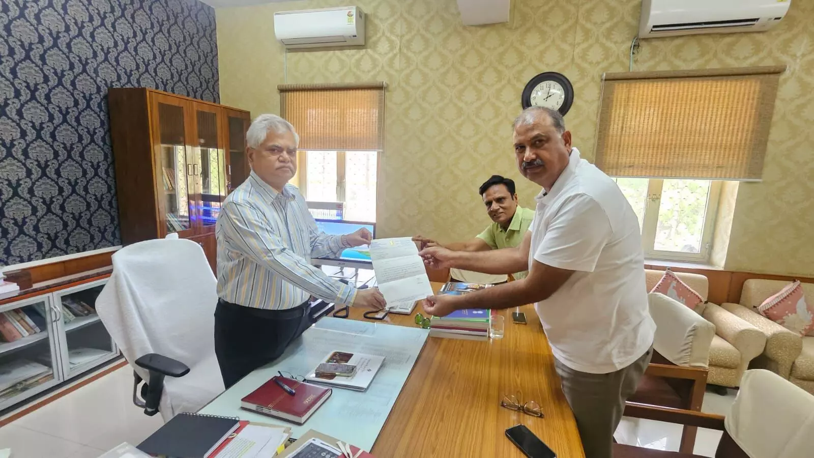 राज्य निर्वाचन आयुक्त राजेश्वर सिंह को ज्ञापन सौंपते विधायक रफ़ीक खान और उनके साथ मौजूद अन्य लोग। राज्य निर्वाचन आयुक्त राजेश्वर सिंह को ज्ञापन सौंपते विधायक रफ़ीक खान और उनके साथ मौजूद अन्य लोग।