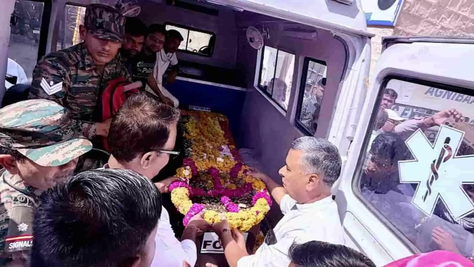 एम्बुलेंस में पुष्प मालाओं से ढकी शहीद युवराज सिंह की पार्थिव देह और मौजूद सैन्यकर्मी एवं ग्रामीण। एम्बुलेंस में पुष्प मालाओं से ढकी शहीद युवराज सिंह की पार्थिव देह और मौजूद सैन्यकर्मी एवं ग्रामीण।