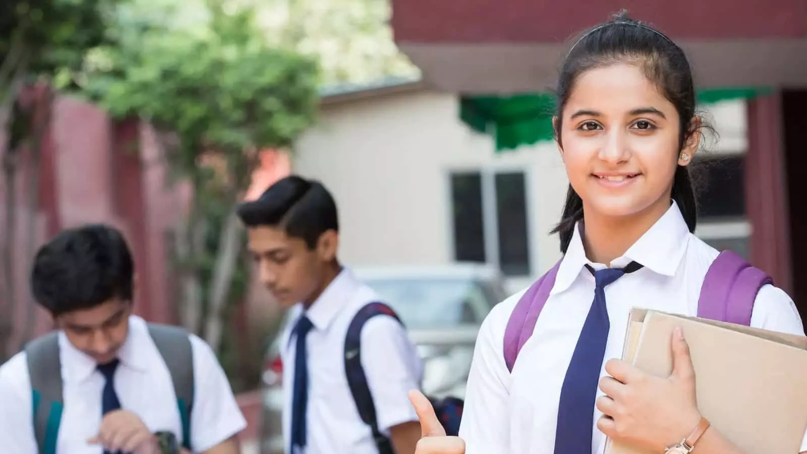 स्कूल के बाहर सफेद यूनिफॉर्म पहने मुस्कुराते हुए छात्र और छात्राएं दसवीं बोर्ड परीक्षा परिणाम के संदर्भ में। स्कूल के बाहर सफेद यूनिफॉर्म पहने मुस्कुराते हुए छात्र और छात्राएं दसवीं बोर्ड परीक्षा परिणाम के संदर्भ में।