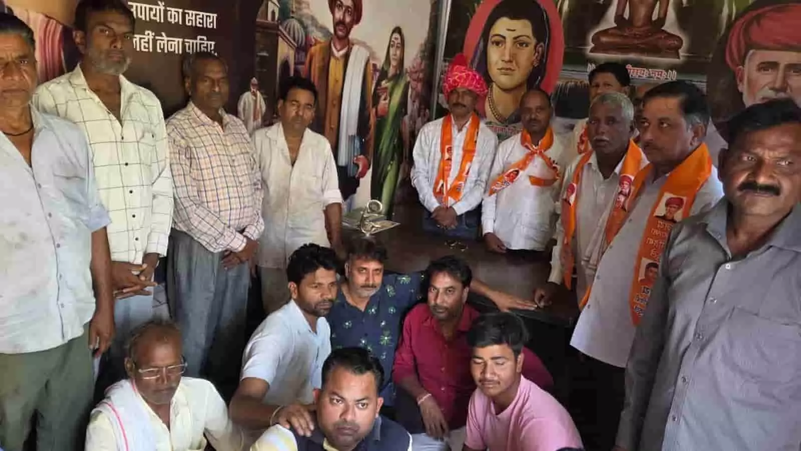 भरतपुर में यदुवंशी सैनी समाज के पदाधिकारी आगामी बैठक और सम्मान समारोह हेतु जनसंपर्क करते हुए। भरतपुर में यदुवंशी सैनी समाज के पदाधिकारी आगामी बैठक और सम्मान समारोह हेतु जनसंपर्क करते हुए।
