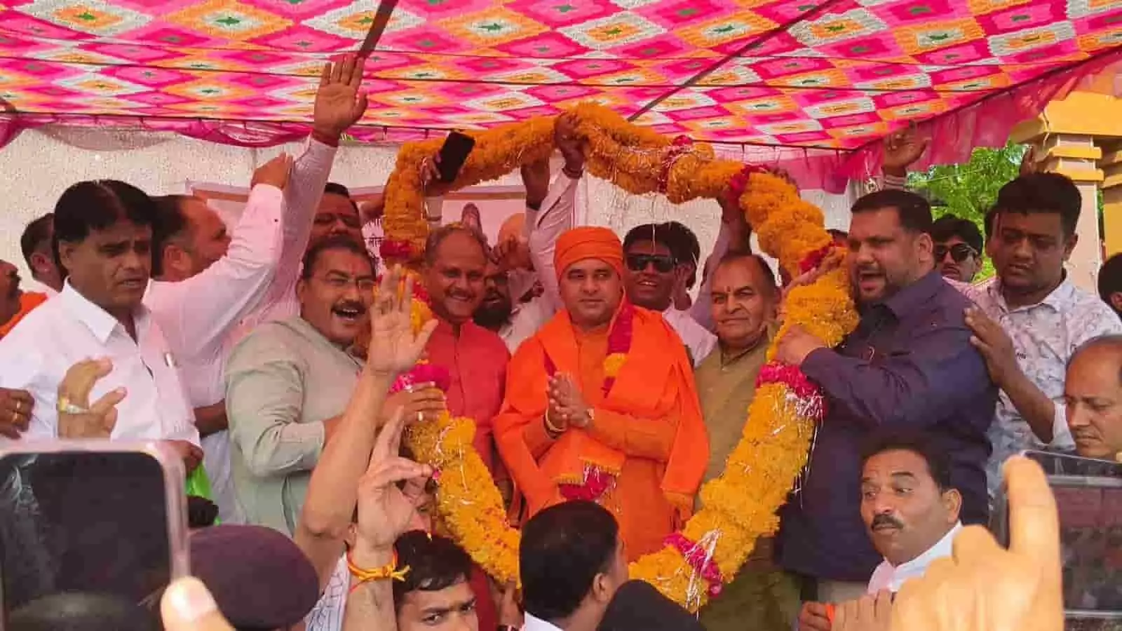 प्रतापगढ़ में फूलों की बड़ी माला के साथ बाबा बालकनाथ और भाजपा नेता स्वागत समारोह के दौरान। प्रतापगढ़ में फूलों की बड़ी माला के साथ बाबा बालकनाथ और भाजपा नेता स्वागत समारोह के दौरान।
