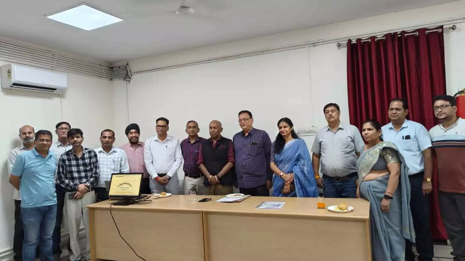 आरटीयू कोटा कार्यालय में कुलगुरु और परीक्षा विभाग के अधिकारी बीटेक परीक्षा परिणाम जारी करते हुए। आरटीयू कोटा कार्यालय में कुलगुरु और परीक्षा विभाग के अधिकारी बीटेक परीक्षा परिणाम जारी करते हुए।