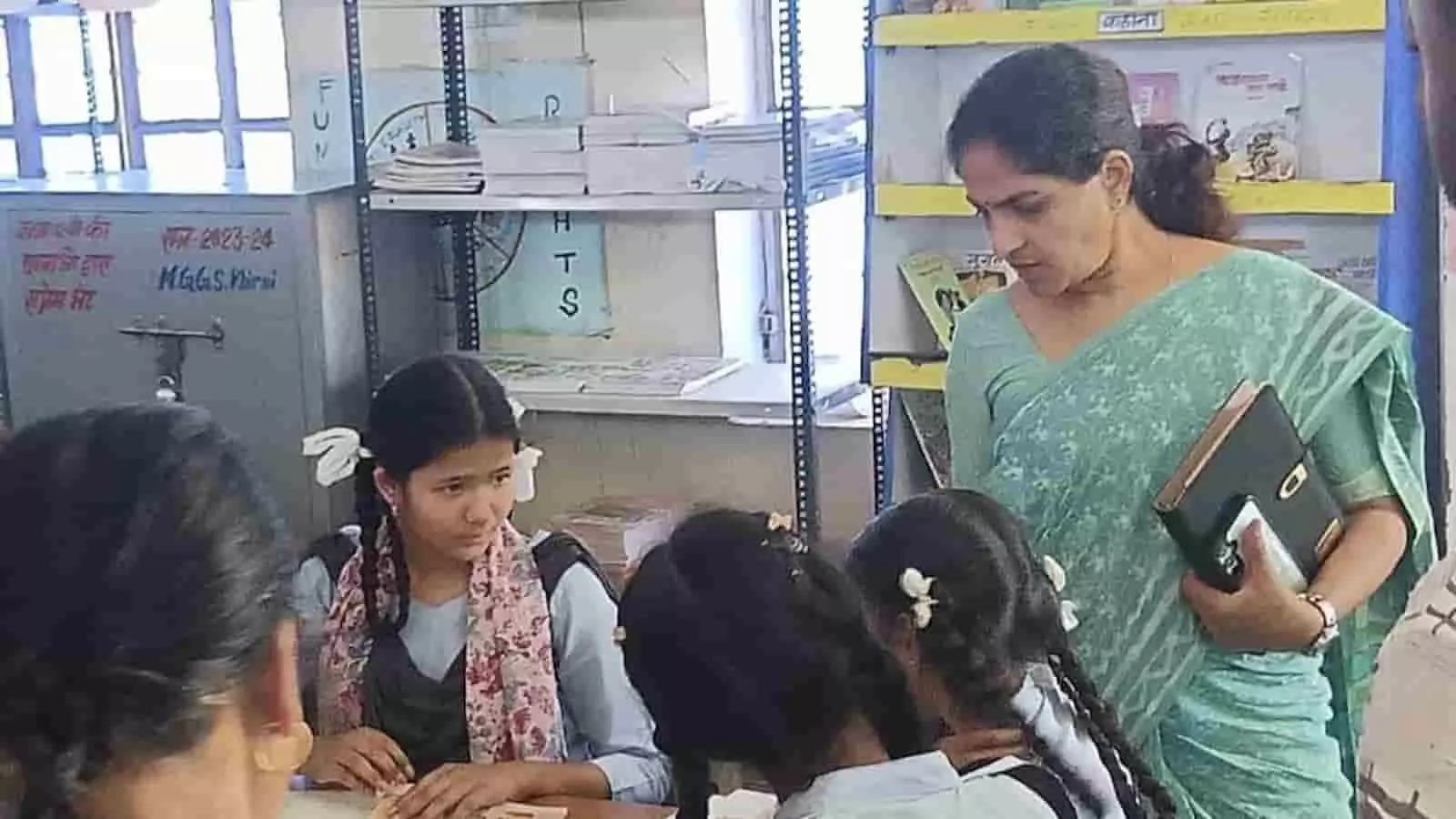 खिरनी के पीएमश्री विद्यालय में छात्राओं के साथ चर्चा करतीं संयुक्त शासन सचिव मुन्नी मीना। खिरनी के पीएमश्री विद्यालय में छात्राओं के साथ चर्चा करतीं संयुक्त शासन सचिव मुन्नी मीना।