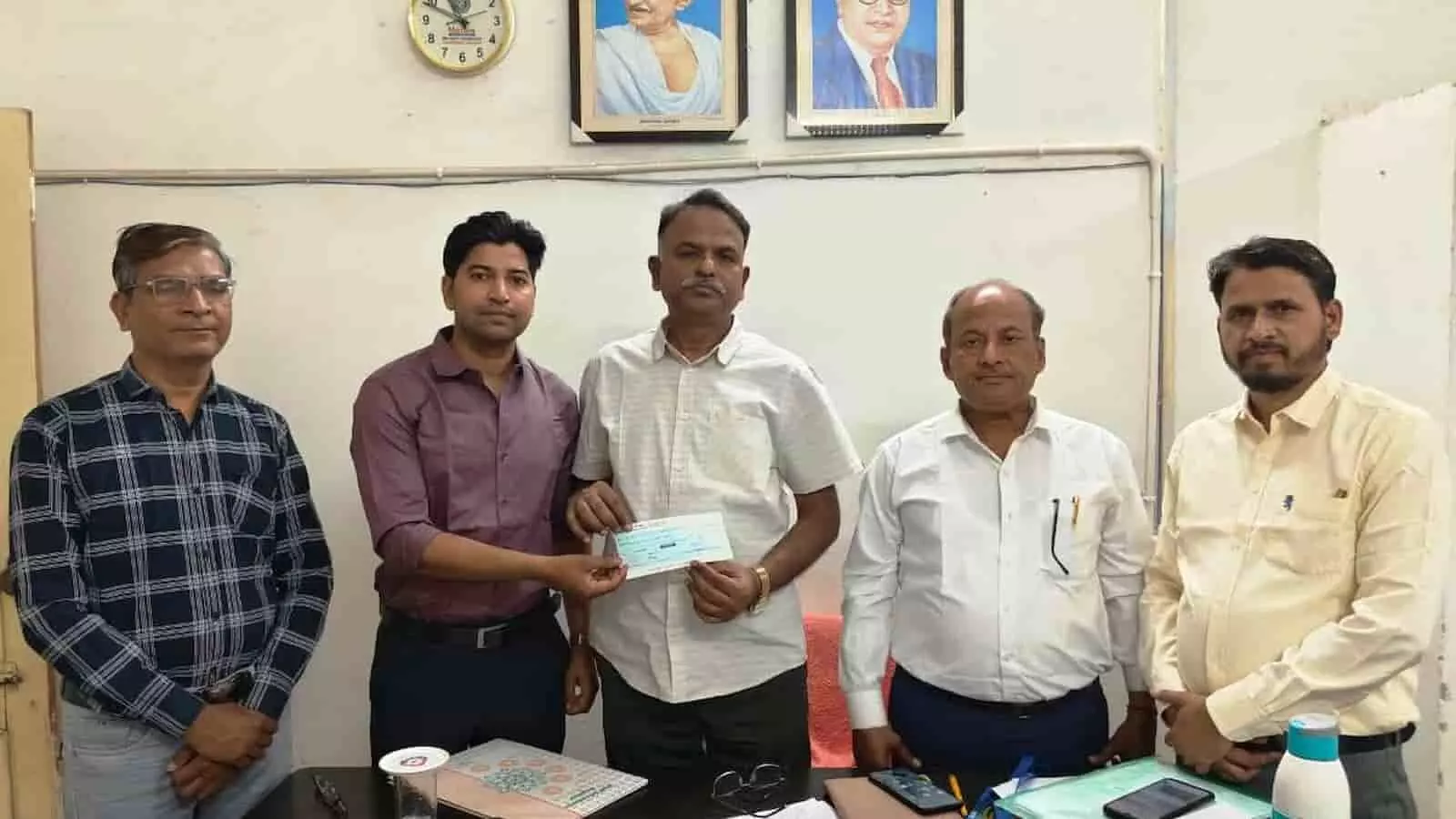 राजकीय उच्च माध्यमिक विद्यालय गोठड़ा के प्रधानाचार्य द्वारा शिक्षा अधिकारियों को जनसहयोग राशि का चेक सौंपते हुए पांच व्यक्ति। राजकीय उच्च माध्यमिक विद्यालय गोठड़ा के प्रधानाचार्य द्वारा शिक्षा अधिकारियों को जनसहयोग राशि का चेक सौंपते हुए पांच व्यक्ति।
