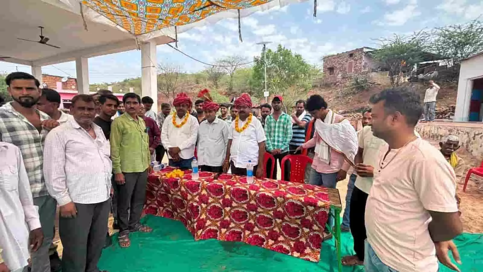 चैनपुर गाधौली में ग्राम रथ अभियान के दौरान मंच पर बैठे विधायक दर्शन सिंह गुर्जर और ग्रामीण। चैनपुर गाधौली में ग्राम रथ अभियान के दौरान मंच पर बैठे विधायक दर्शन सिंह गुर्जर और ग्रामीण।