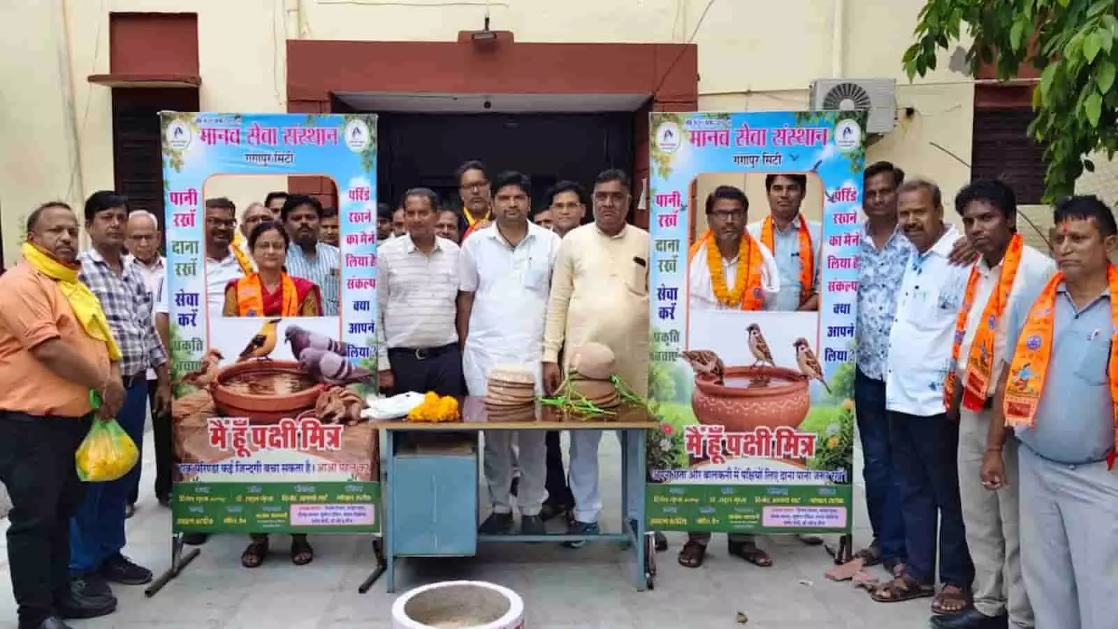 नई अनाज मंडी गंगापुर सिटी में मानव सेवा संस्थान के सदस्य परिंडा वितरण कार्यक्रम के दौरान पोस्टर के साथ खड़े हैं। नई अनाज मंडी गंगापुर सिटी में मानव सेवा संस्थान के सदस्य परिंडा वितरण कार्यक्रम के दौरान पोस्टर के साथ खड़े हैं।