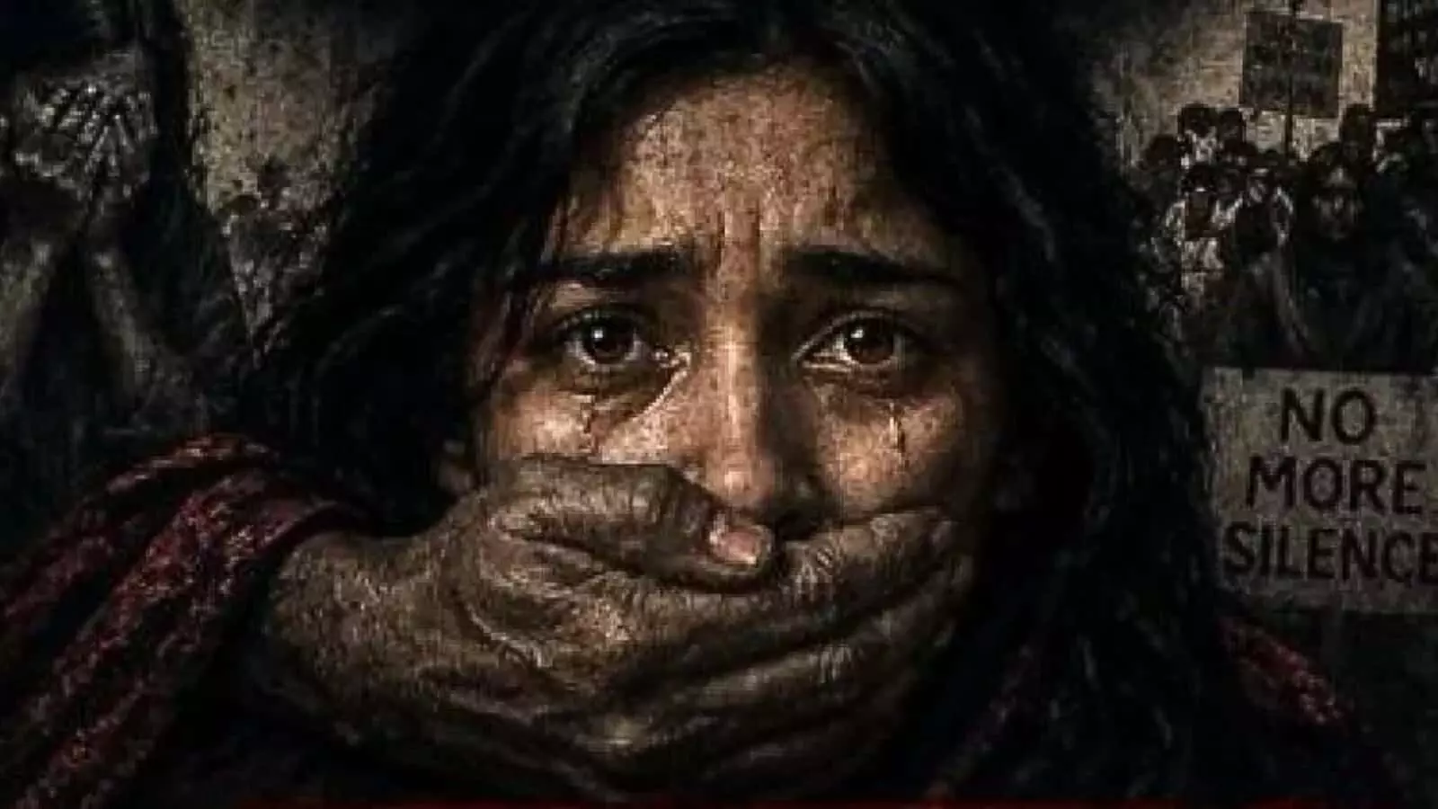 पोस्टर और तख्तियां लेकर विरोध प्रदर्शन करते लोग ढाका में महिला सुरक्षा की मांग करते हुए।