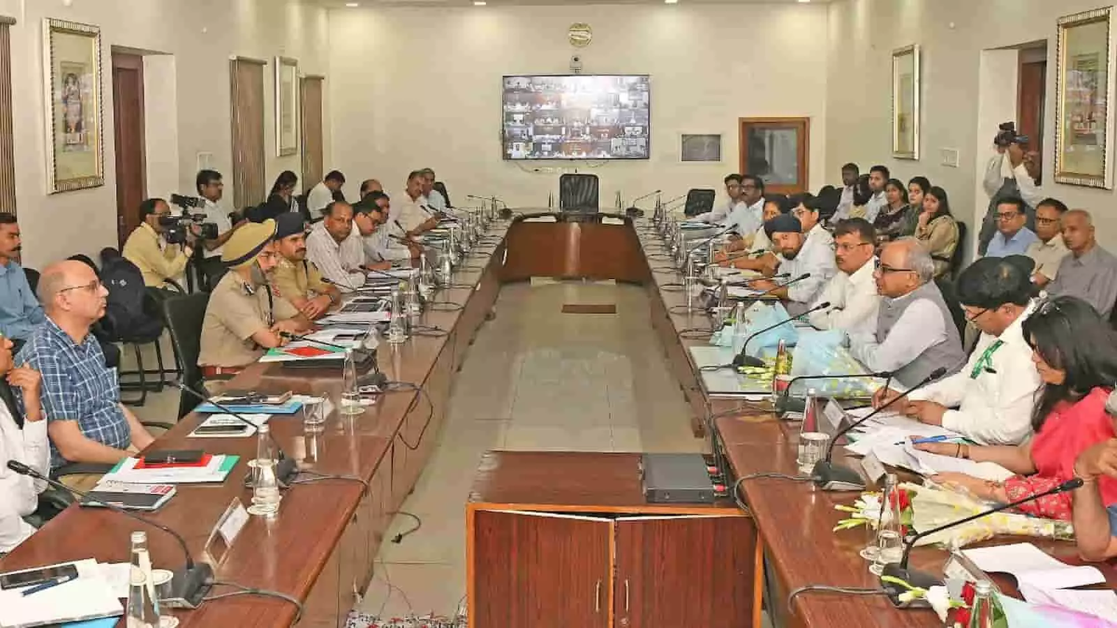 सवाई माधोपुर में अधिकारियों की बैठक में ग्राम विकास रथ अभियान और जन कल्याणकारी योजनाओं की समीक्षा होती हुई। सवाई माधोपुर में अधिकारियों की बैठक में ग्राम विकास रथ अभियान और जन कल्याणकारी योजनाओं की समीक्षा होती हुई।