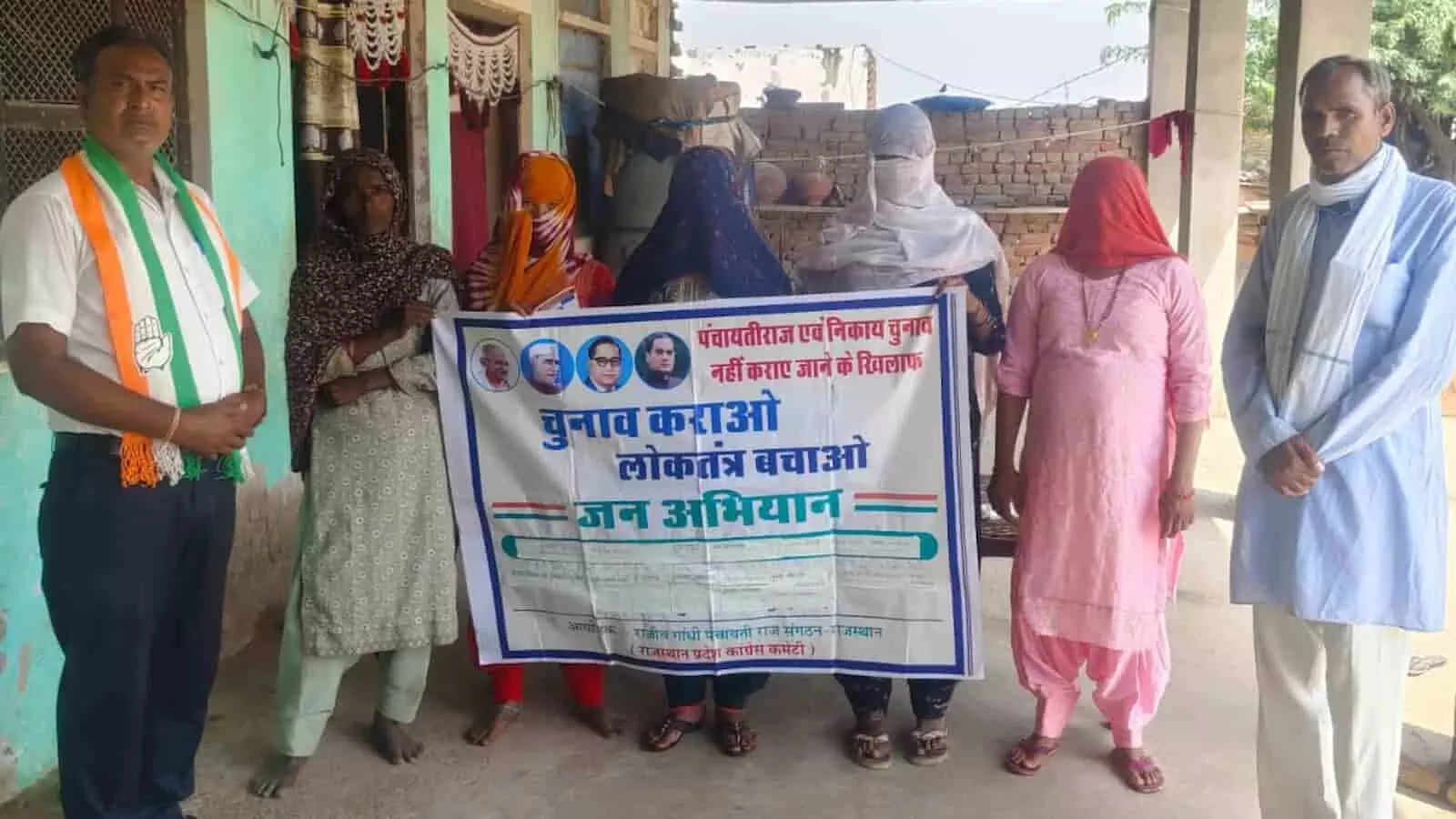बुर्जा में बैनर पकड़कर खड़े कांग्रेस कार्यकर्ता और ग्रामीण स्थानीय निकाय चुनाव कराने की मांग कर रहे हैं। बुर्जा में बैनर पकड़कर खड़े कांग्रेस कार्यकर्ता और ग्रामीण स्थानीय निकाय चुनाव कराने की मांग कर रहे हैं।