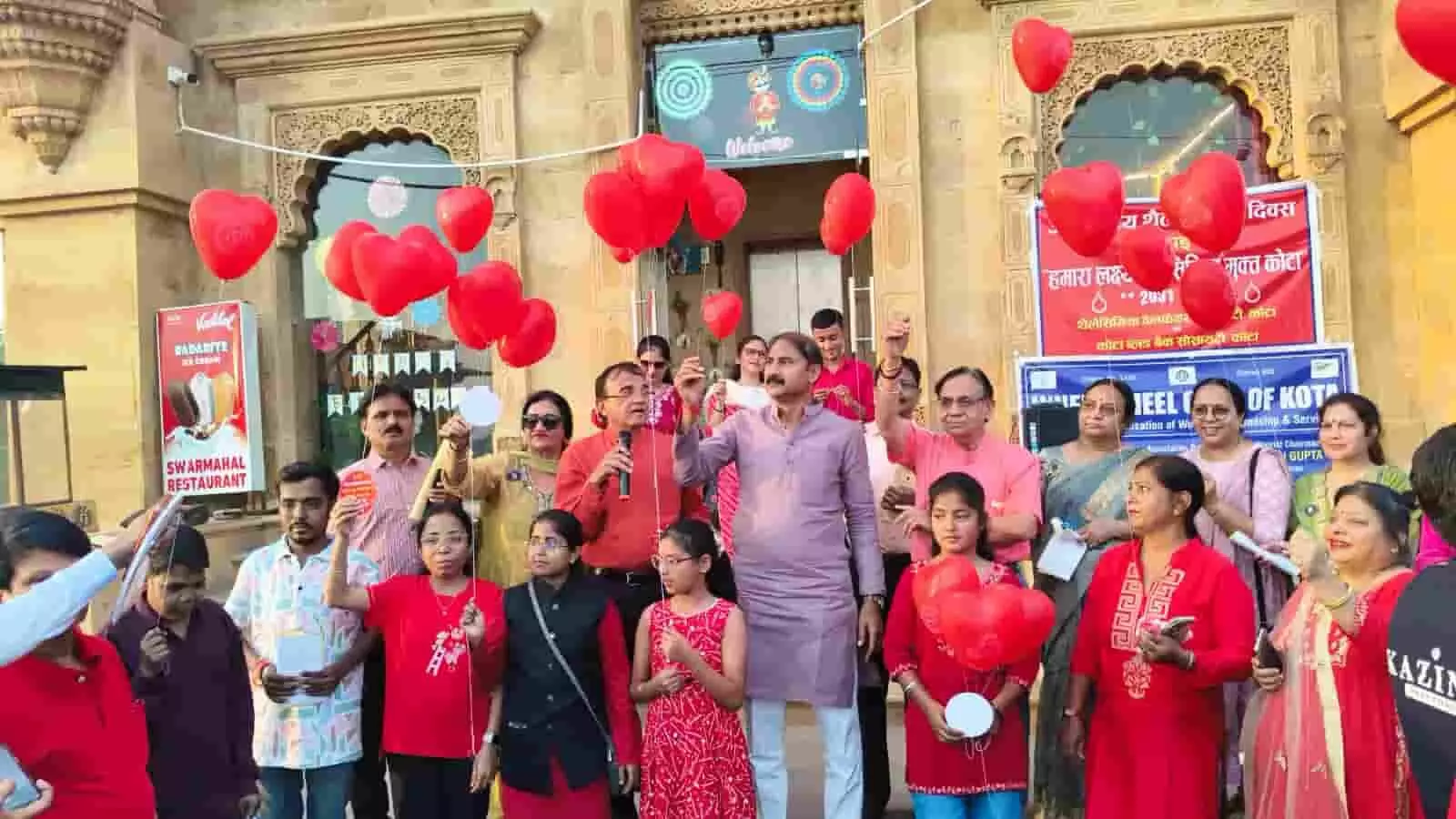 किशोर सागर तालाब कोटा में लाल गुब्बारे लेकर थैलेसीमिया जागरूकता अभियान चलाते लोग। किशोर सागर तालाब कोटा में लाल गुब्बारे लेकर थैलेसीमिया जागरूकता अभियान चलाते लोग।