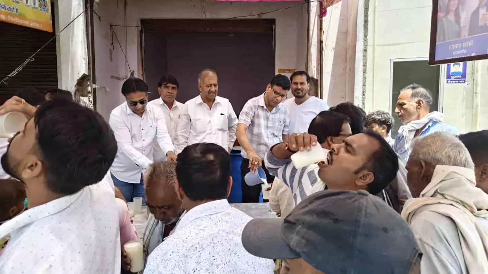 निम्बाहेड़ा के शेखावत सर्कल पर जैन जागृति सेंटर द्वारा आयोजित शिविर में लोगों को निःशुल्क छाछ पिलाते स्वयंसेवक।