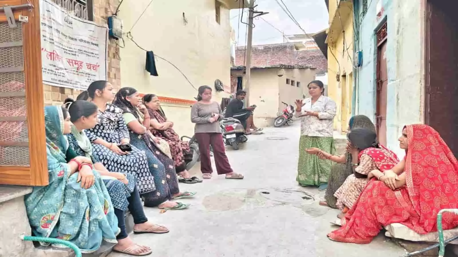 निंबाहेड़ा की सोहन घाटी में जल संरक्षण जागरूकता बैठक के दौरान उपस्थित अधिकारी और स्थानीय महिलाएं।