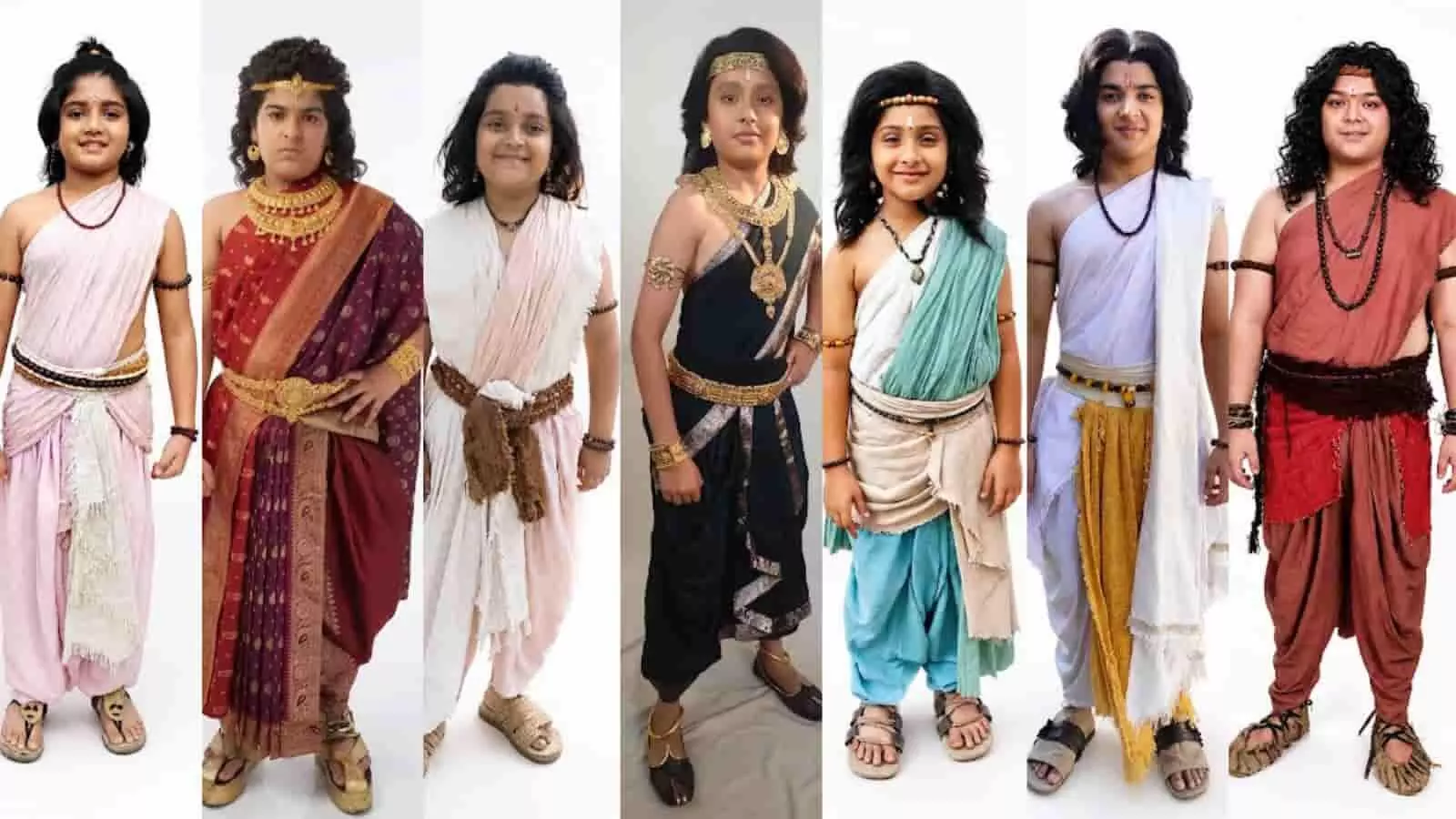 हस्तिनापुर के वीर शो के बाल कलाकार पारंपरिक वेशभूषा में सफेद पृष्ठभूमि के सामने खड़े हैं। हस्तिनापुर के वीर शो के बाल कलाकार पारंपरिक वेशभूषा में सफेद पृष्ठभूमि के सामने खड़े हैं।