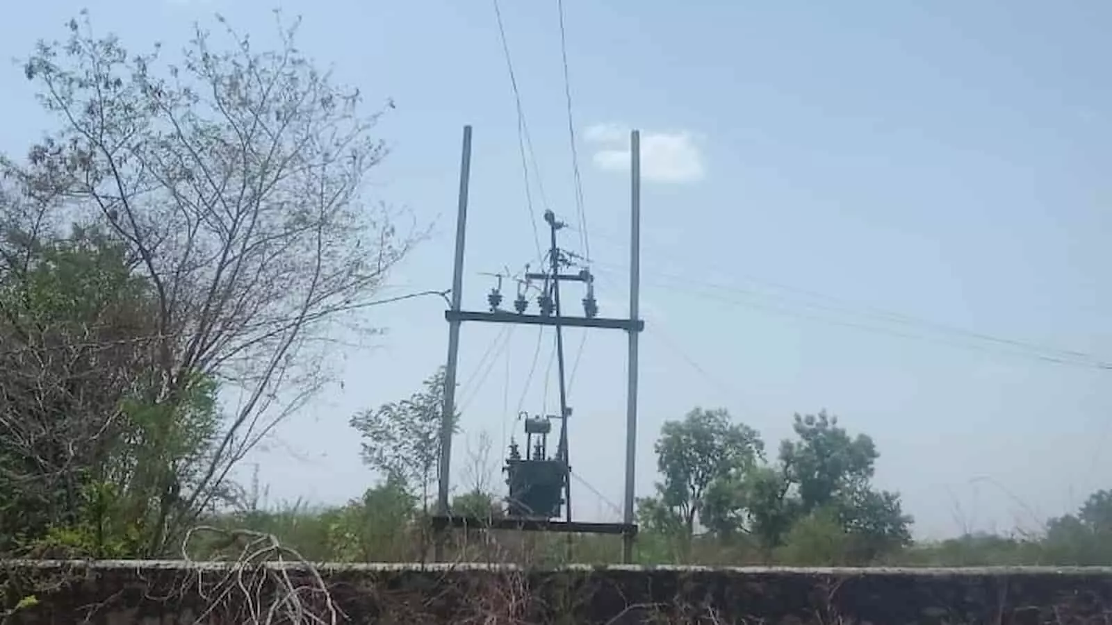 काकंरवा प्राथमिक स्वास्थ्य केंद्र के मुख्य गेट पर जमीन पर गिरा हुआ 11 केवी हाई टेंशन बिजली का तार।