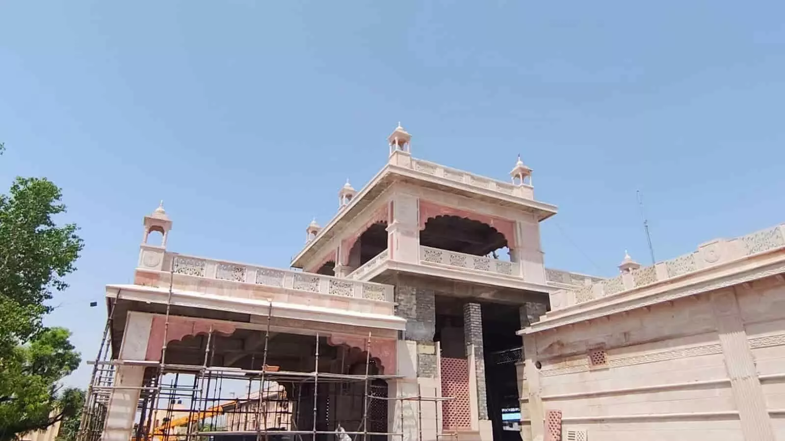 निर्माणाधीन रेन रेलवे स्टेशन का आधुनिक भवन और पत्थरों से बना नक्काशीदार प्रवेश द्वार। निर्माणाधीन रेन रेलवे स्टेशन का आधुनिक भवन और पत्थरों से बना नक्काशीदार प्रवेश द्वार।