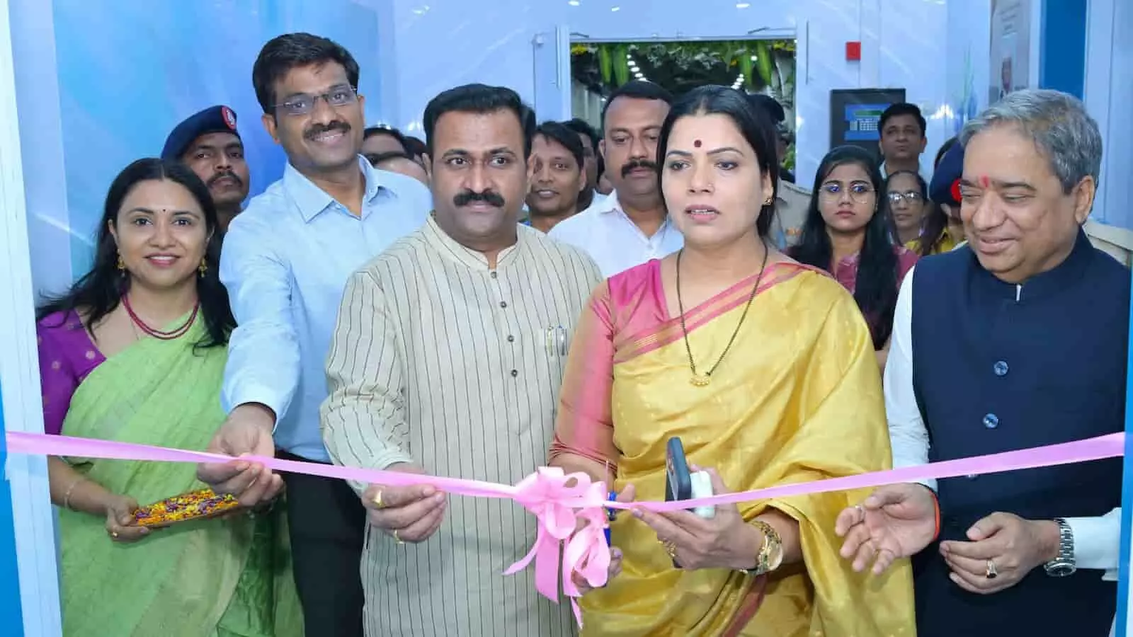 मुंबई की महापौर रितू तावडे अन्य अधिकारियों के साथ परेल में स्वास्थ्य सुविधाओं का रिबन काटकर उद्घाटन कर रही हैं।