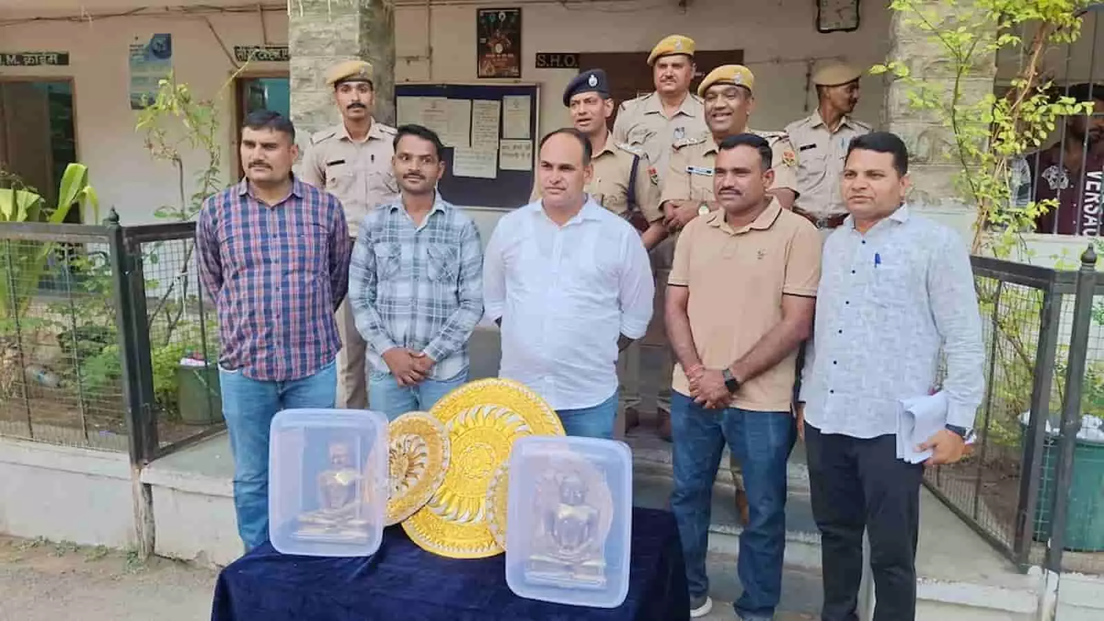 चित्तौड़गढ़ कोतवाली पुलिस स्टेशन में बरामद मूर्तियों के साथ खड़े पांच आरोपी और पुलिस अधिकारी। चित्तौड़गढ़ कोतवाली पुलिस स्टेशन में बरामद मूर्तियों के साथ खड़े पांच आरोपी और पुलिस अधिकारी।