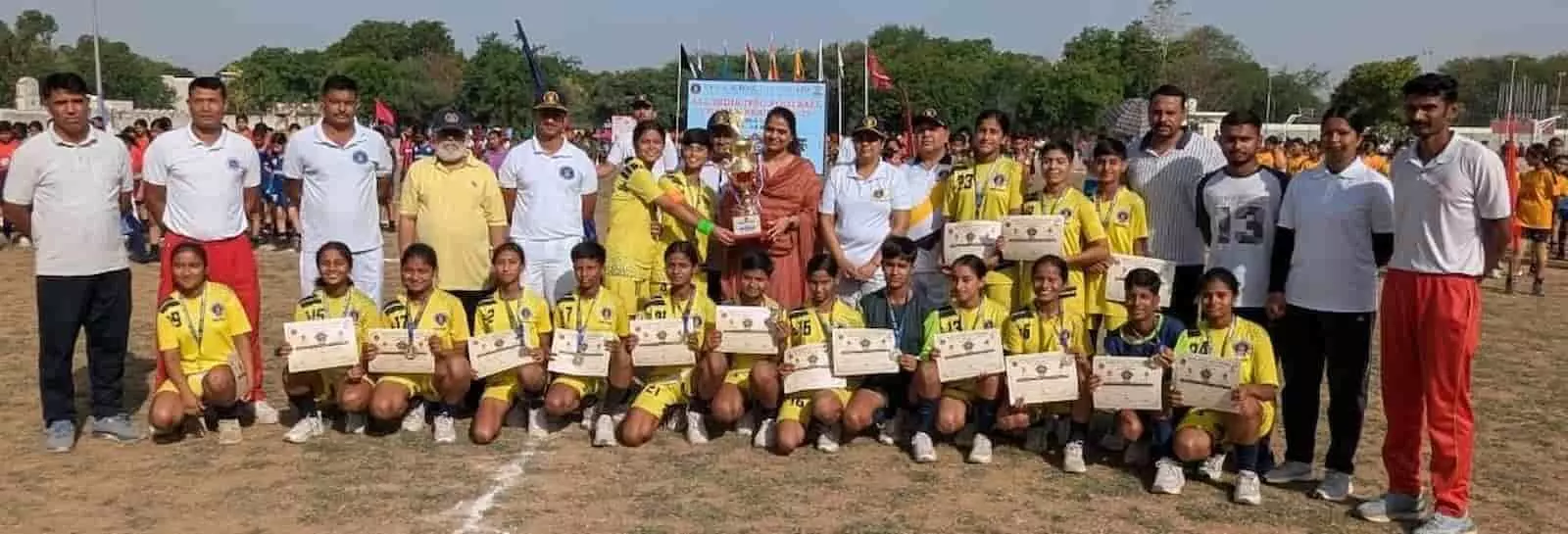 सैनिक स्कूल चित्तौड़गढ़ में आयोजित फुटबॉल टूर्नामेंट की विजेता टीम ट्रॉफी और सर्टिफिकेट के साथ। सैनिक स्कूल चित्तौड़गढ़ में आयोजित फुटबॉल टूर्नामेंट की विजेता टीम ट्रॉफी और सर्टिफिकेट के साथ।