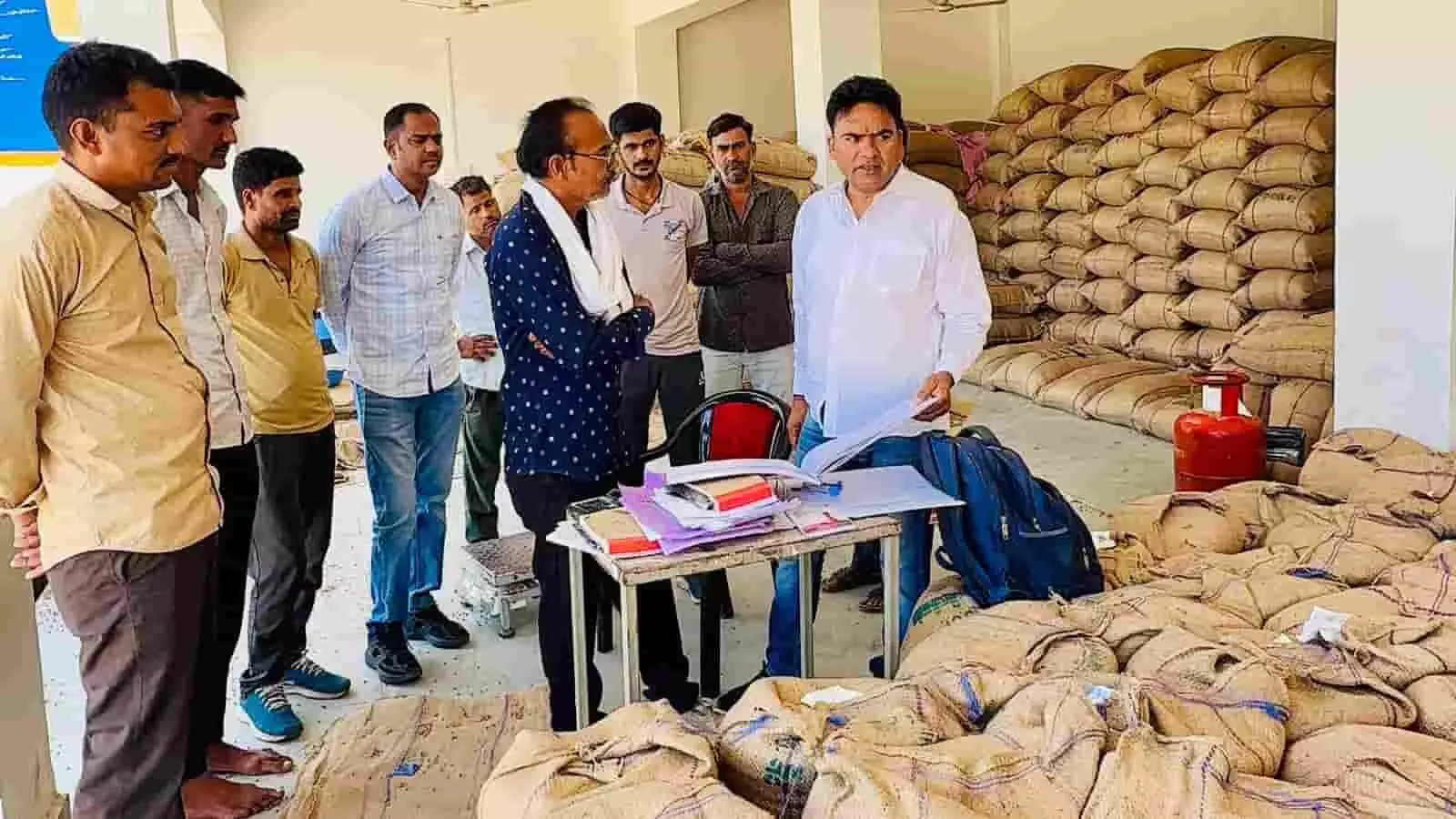 चित्तौड़गढ़ विधायक चंद्रभान सिंह आक्या धीरजी का खेड़ा तौल केंद्र पर अनाज के बोरों का निरीक्षण करते हुए। चित्तौड़गढ़ विधायक चंद्रभान सिंह आक्या धीरजी का खेड़ा तौल केंद्र पर अनाज के बोरों का निरीक्षण करते हुए।