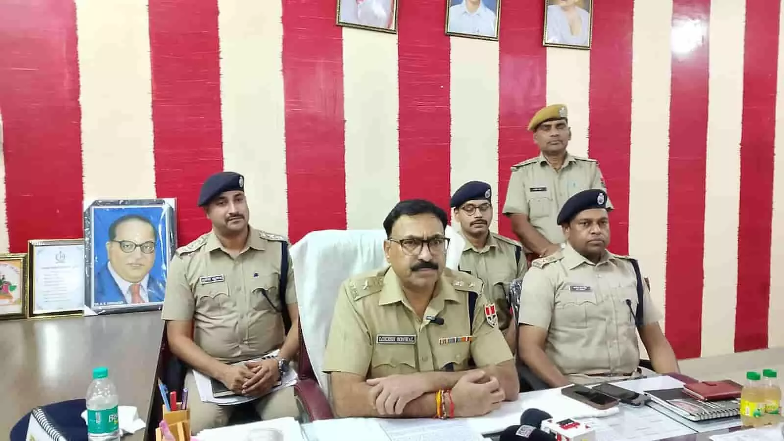 हिण्डौन सिटी में प्रेसवार्ता करते पुलिस अधीक्षक लोकेश सोनवाल और पुलिस टीम चोरी मामले के खुलासे के संदर्भ में।