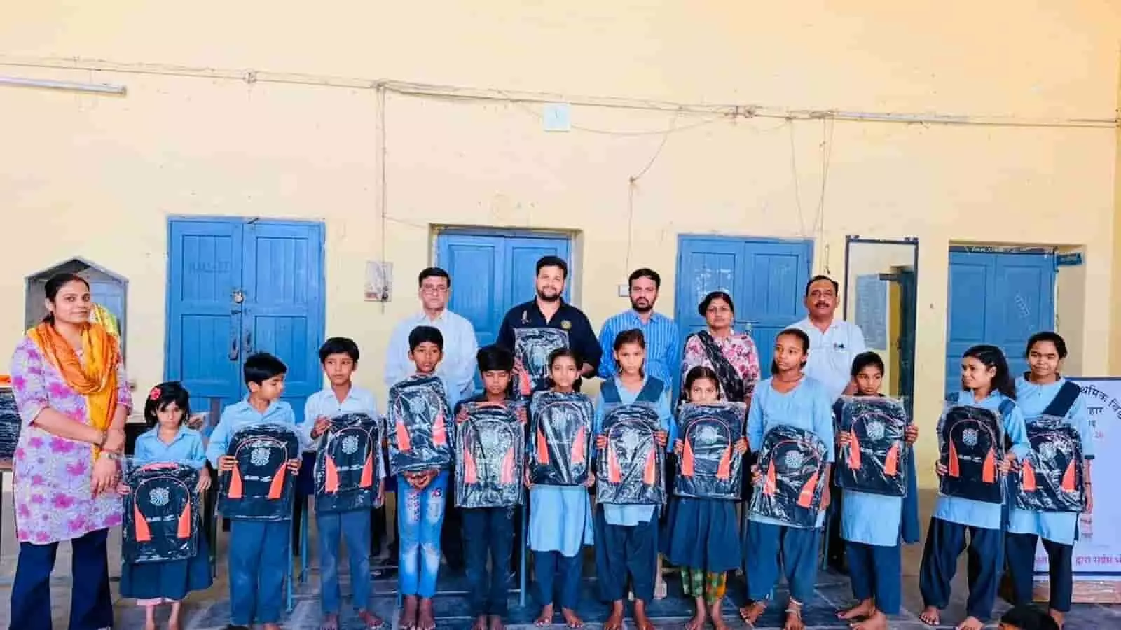 चित्तौड़गढ़ के गाड़ीलौहार विद्यालय में छात्र-छात्राओं को स्कूल बैग वितरित करते हुए मुख्य अतिथि और संस्था पदाधिकारी।
