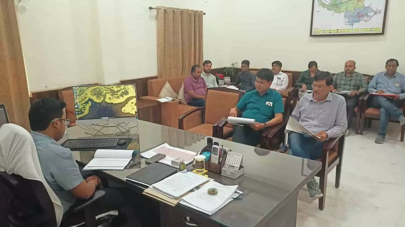 डीग कलेक्ट्रेट में मेज पर फाइलें और कंप्यूटर देखते हुए जिला कलेक्टर मयंक मनीष और बैठक में उपस्थित विद्युत अधिकारी। डीग कलेक्ट्रेट में मेज पर फाइलें और कंप्यूटर देखते हुए जिला कलेक्टर मयंक मनीष और बैठक में उपस्थित विद्युत अधिकारी।