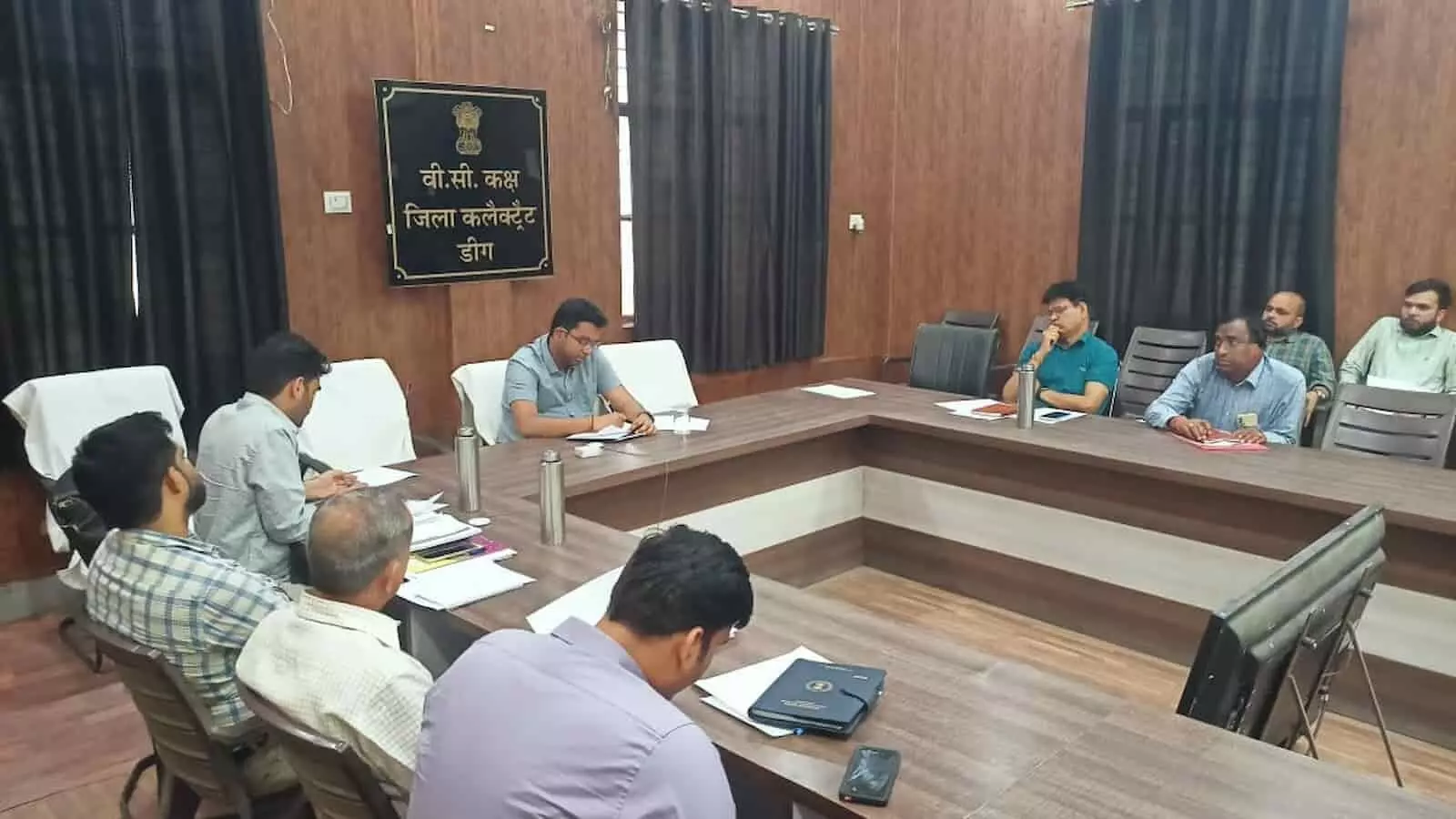 डीग जिला कलेक्ट्रेट वीसी कक्ष में अधिकारियों के साथ समीक्षा बैठक करते जिला कलेक्टर मयंक मनीष। डीग जिला कलेक्ट्रेट वीसी कक्ष में अधिकारियों के साथ समीक्षा बैठक करते जिला कलेक्टर मयंक मनीष।