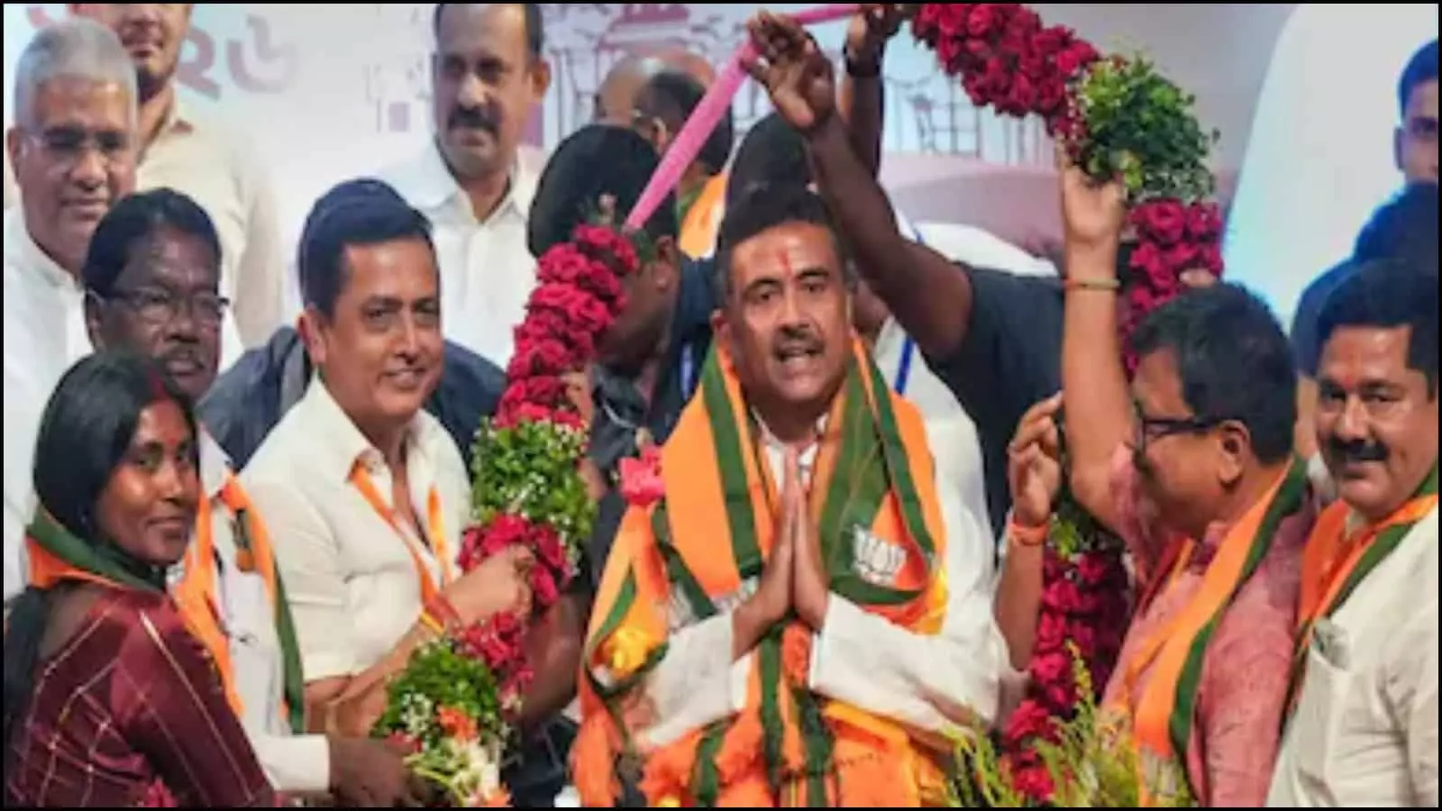 पश्चिम बंगाल के मनोनीत मुख्यमंत्री शुभेंदु अधिकारी कोलकाता में सरकार गठन से पूर्व समर्थकों का अभिवादन स्वीकार करते हुए, जहां शनिवार को शपथ ग्रहण समारोह आयोजित है।
