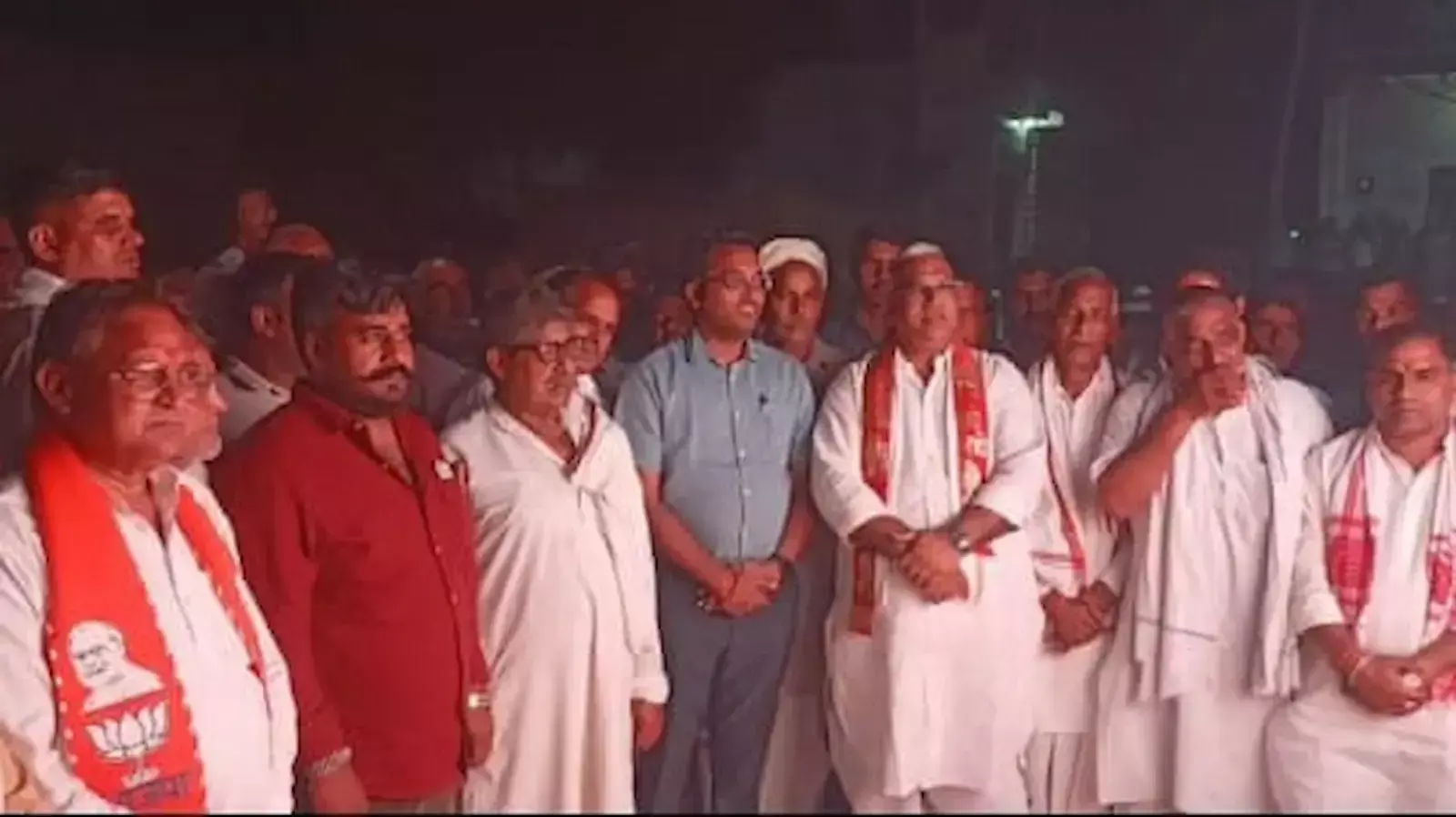 डीग में नवनिर्मित सड़क का लोकार्पण करते गृह राज्य मंत्री जवाहर सिंह बेढ़म और जिला प्रशासन के अधिकारी। डीग में नवनिर्मित सड़क का लोकार्पण करते गृह राज्य मंत्री जवाहर सिंह बेढ़म और जिला प्रशासन के अधिकारी।