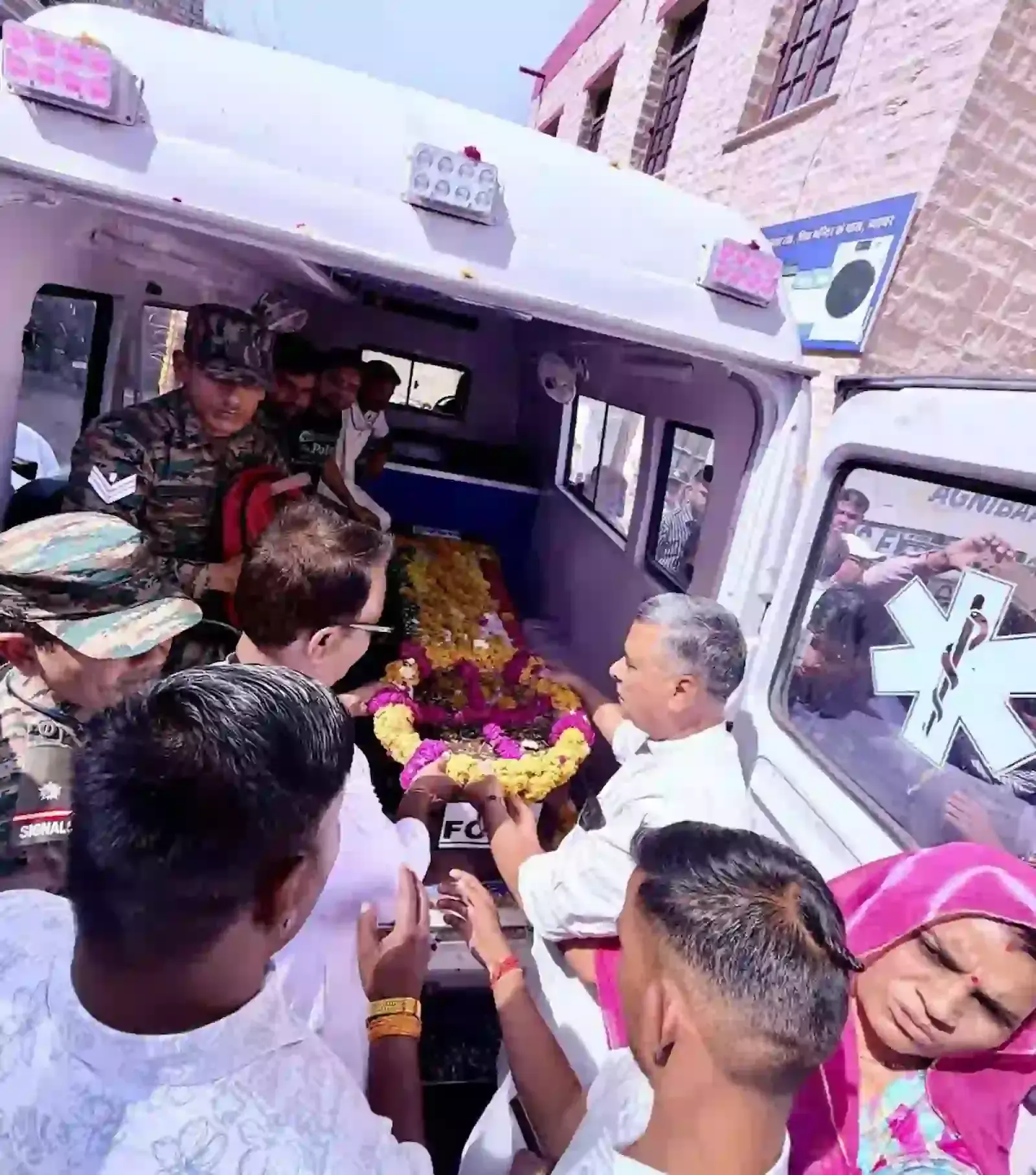 सैनिक विश्राम गृह ब्यावर में शहीद अग्निवीर युवराज सिंह की सुसज्जित पार्थिव देह और श्रद्धांजलि देते हुए गणमान्य नागरिक। सैनिक विश्राम गृह ब्यावर में शहीद अग्निवीर युवराज सिंह की सुसज्जित पार्थिव देह और श्रद्धांजलि देते हुए गणमान्य नागरिक।