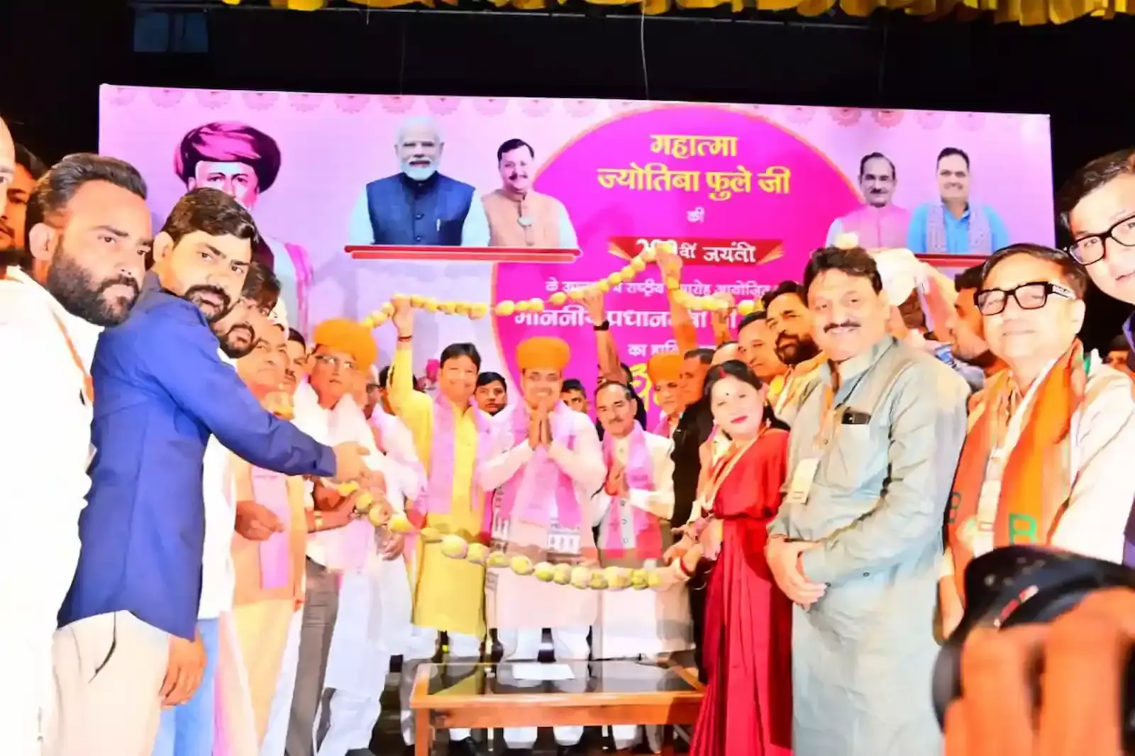 जयपुर में महात्मा ज्योतिबा फुले जयंती समारोह के मंच पर भाषण देते मुख्यमंत्री भजनलाल शर्मा और उपस्थित जनप्रतिनिधि।