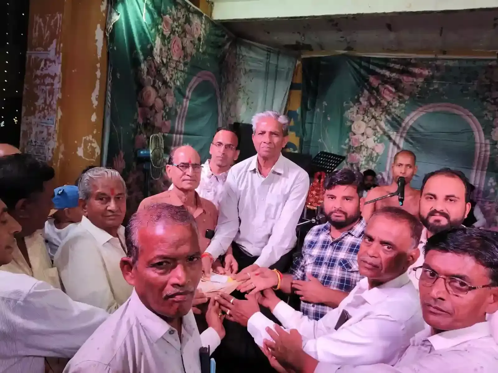 मुनि सुमंत्र सागर महाराज ओडा में श्रेयांसनाथ दिगंबर जैन मंदिर शिलान्यास की निमंत्रण पत्रिका का विमोचन करते हुए।