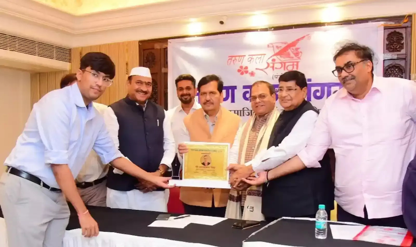 मुंबई के सम्राट होटल में मंत्री मंगल प्रभात लोढ़ा पत्रकार राजकुमार सिंह को पुरस्कार प्रदान करते हुए।
