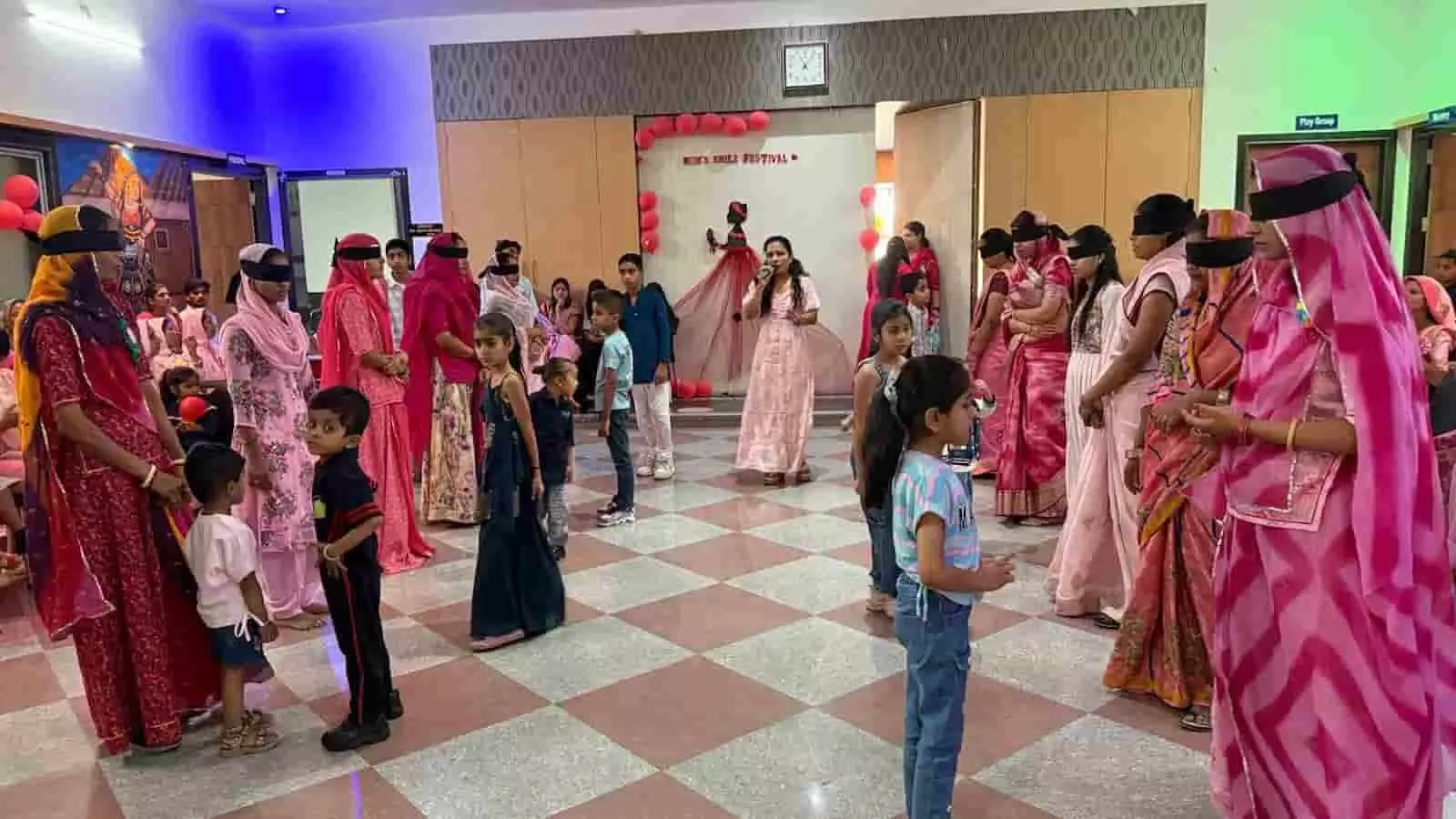 एक्सीलेंट अकैडमी स्कूल आमेट में मातृ दिवस कार्यक्रम के दौरान माताओं और बच्चों की प्रतियोगिता का दृश्य।