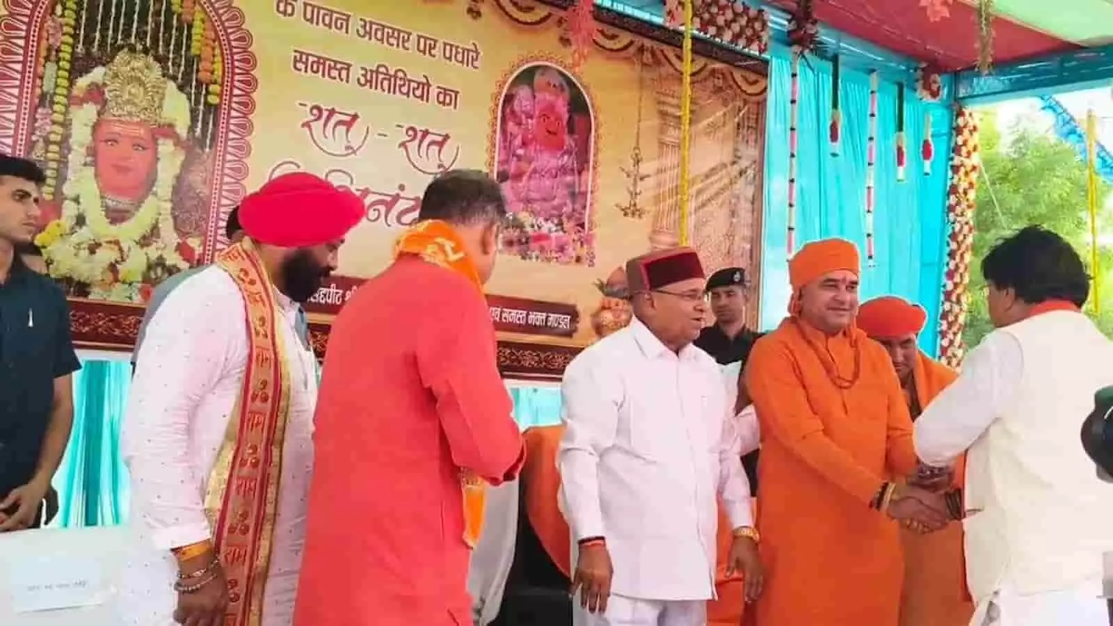 प्रतापगढ़ के शौली हनुमान मंदिर में वार्षिकोत्सव के दौरान मंच पर अतिथि और साधु संत चर्चा करते हुए। प्रतापगढ़ के शौली हनुमान मंदिर में वार्षिकोत्सव के दौरान मंच पर अतिथि और साधु संत चर्चा करते हुए।
