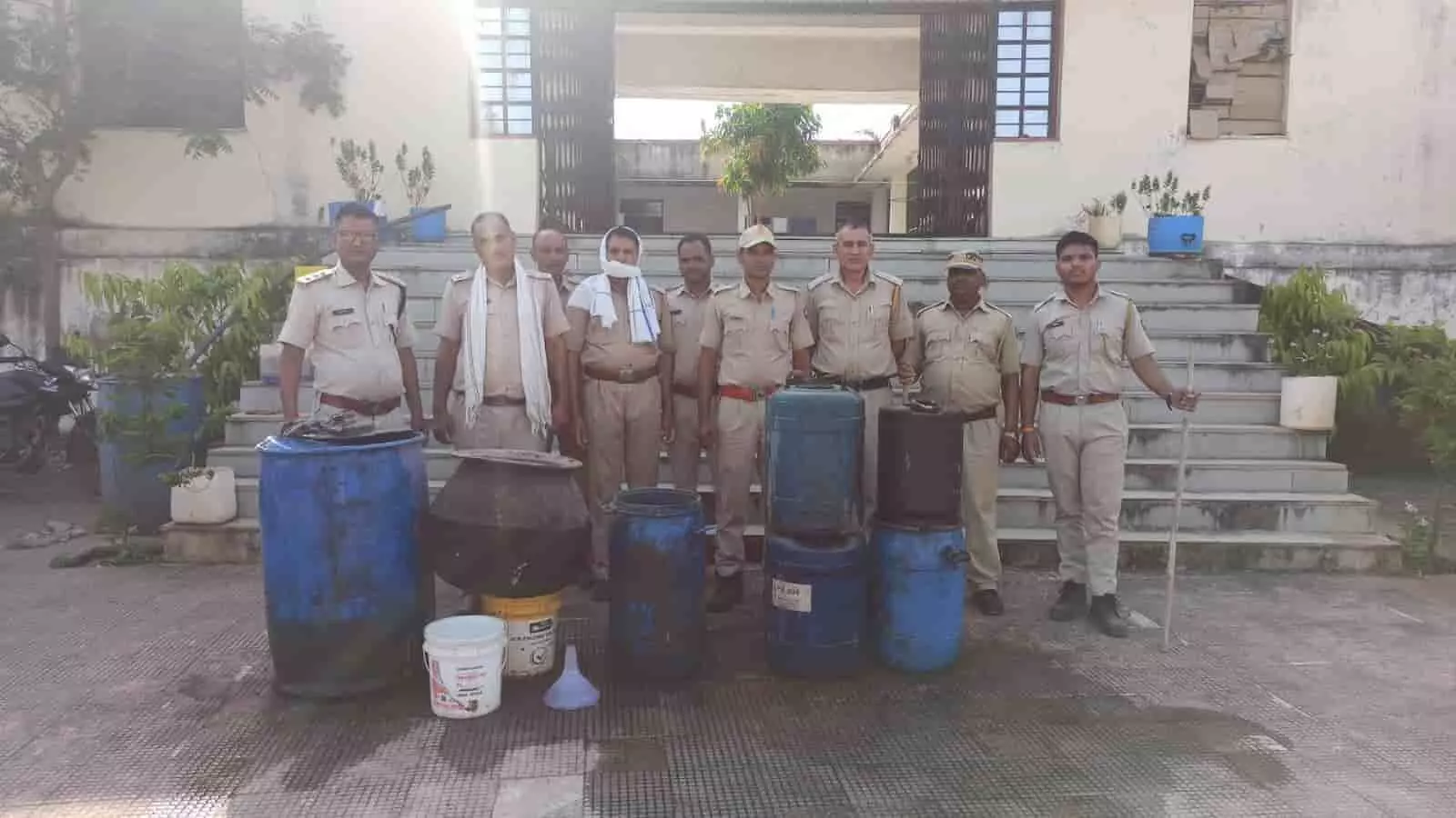 धरियावद में आबकारी विभाग के अधिकारियों द्वारा अवैध शराब की भट्ठियां नष्ट करने की कार्रवाई का दृश्य। धरियावद में आबकारी विभाग के अधिकारियों द्वारा अवैध शराब की भट्ठियां नष्ट करने की कार्रवाई का दृश्य।