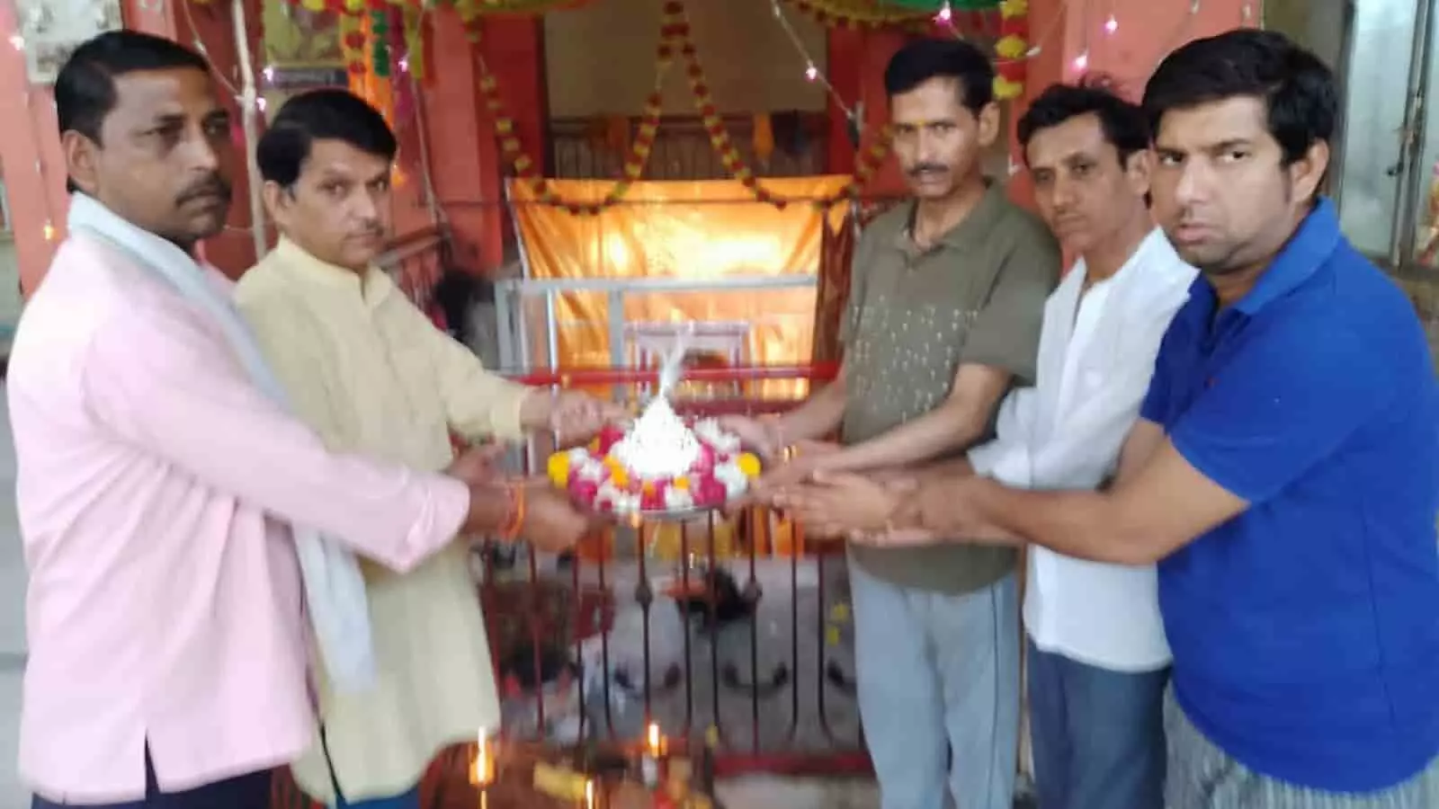 भुसावर स्थित कोठी वाले हनुमानजी मंदिर में श्रद्धालु चांदी का मुकुट अर्पित करते हुए। भुसावर स्थित कोठी वाले हनुमानजी मंदिर में श्रद्धालु चांदी का मुकुट अर्पित करते हुए।