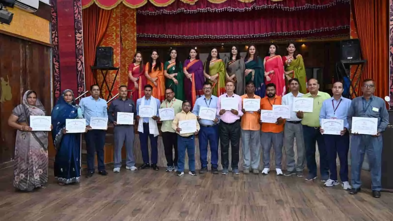 रेलवे ऑफिसर्स क्लब कोटा में महिला कल्याण संगठन की सदस्य और प्रशस्ति पत्र लिए हुए रेलकर्मी।