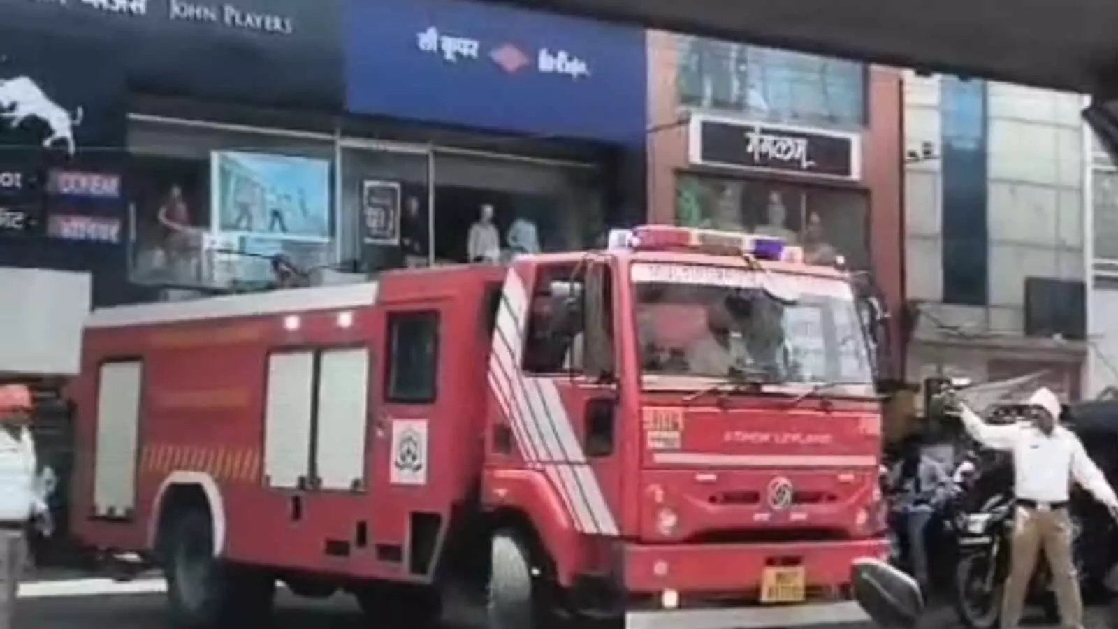 अमरावती के जयस्तंभ चौक पर खड़ी दमकल की गाड़ी और यातायात नियंत्रित करते पुलिसकर्मी।