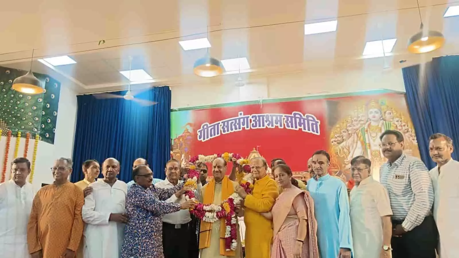 गीता भवन कोटा में मंदिर शिलान्यास कार्यक्रम के दौरान मंच पर माला पहने हुए लोकसभा अध्यक्ष ओम बिरला।