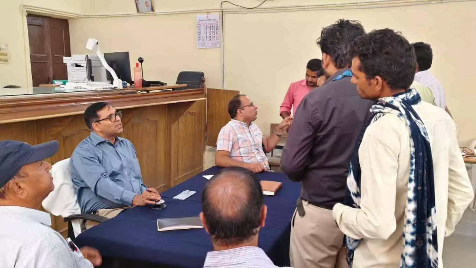 बेगूं न्यायालय कक्ष में नेशनल लोक अदालत के दौरान बेंच सदस्यों द्वारा पक्षकारों के कानूनी मामलों की सुनवाई की जा रही है।