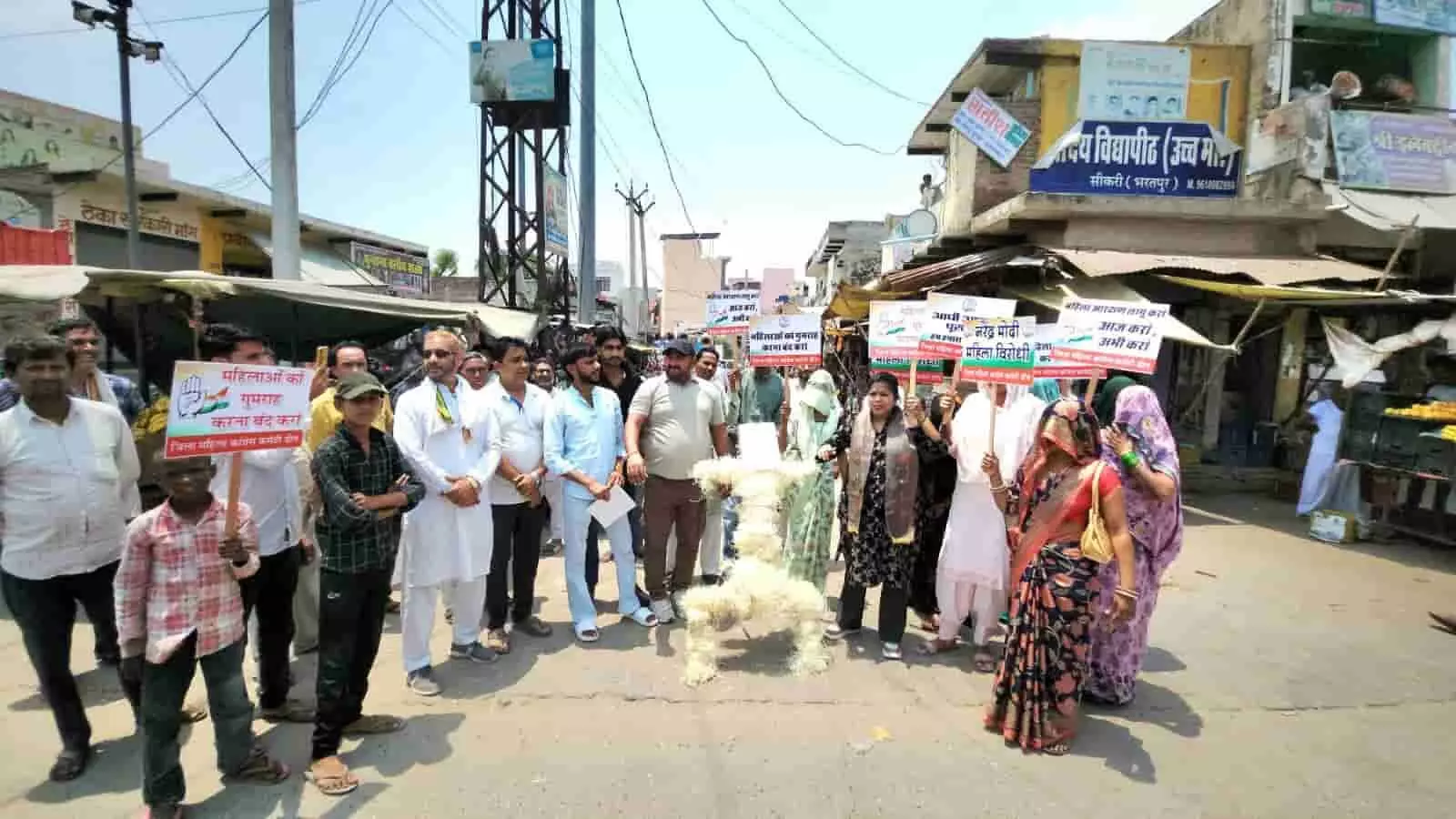 सीकरी के बाजिव अली चौक पर महिला आरक्षण कानून के समर्थन में नारेबाजी करते कांग्रेस कार्यकर्ता।