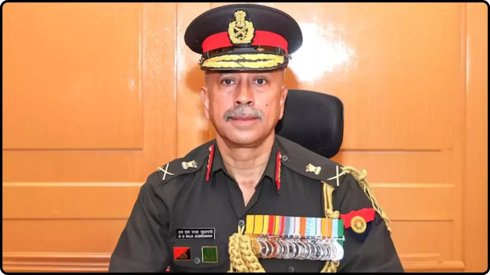 सैन्य वर्दी में लेफ्टिनेंट जनरल एन एस राजा सुब्रमणि नई नियुक्ति के संदर्भ में कार्यालय में बैठे दिख रहे हैं।