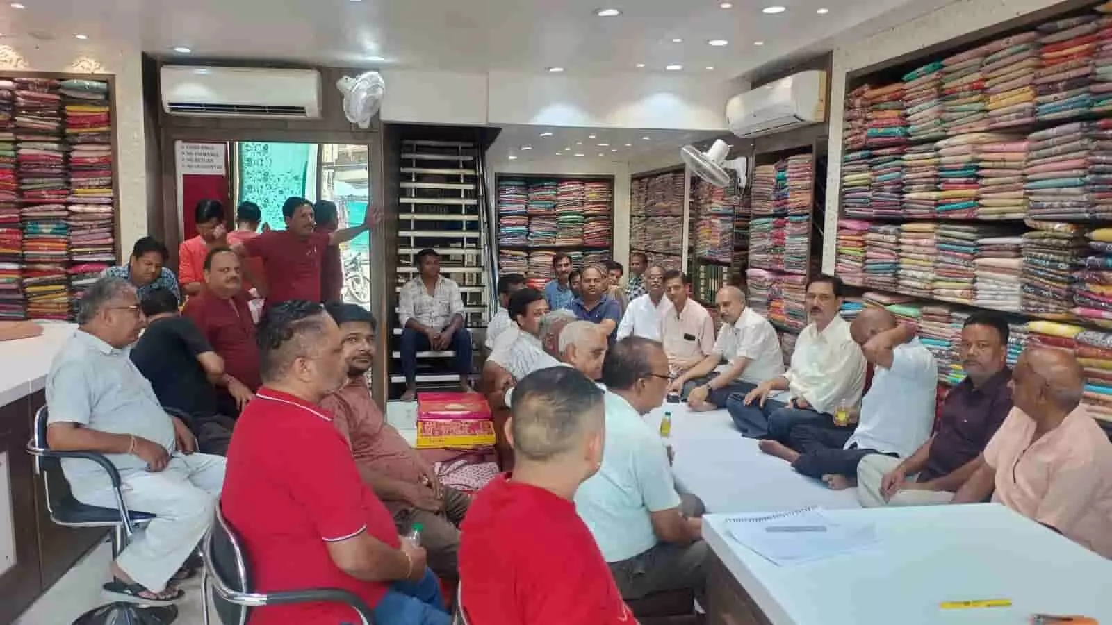 भरतपुर के एक कपड़ा बाजार में दुकान के भीतर बैठक करते जिला व्यापार महासंघ के सदस्य और प्रभावित व्यापारी। भरतपुर के एक कपड़ा बाजार में दुकान के भीतर बैठक करते जिला व्यापार महासंघ के सदस्य और प्रभावित व्यापारी।